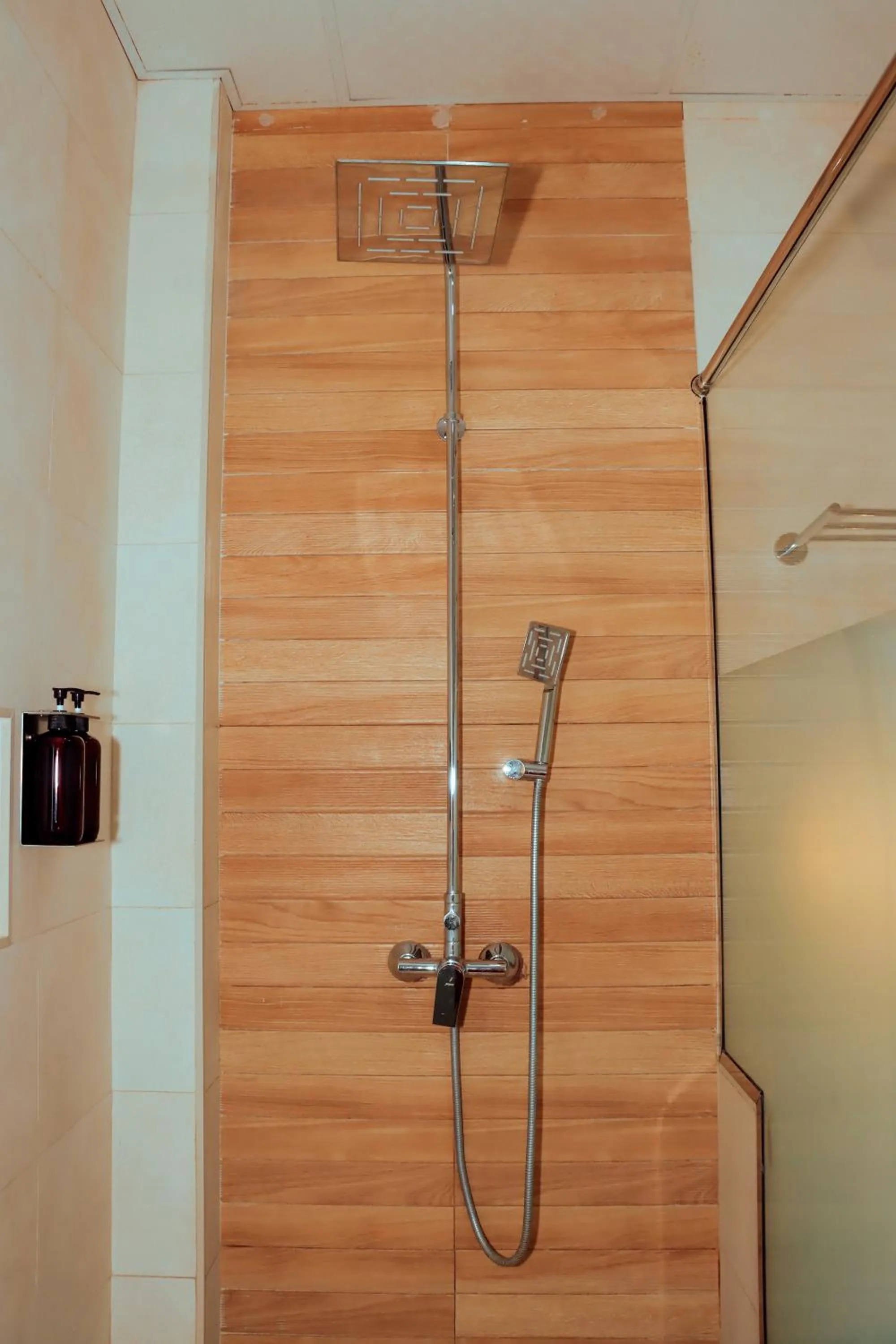 Shower in Best Western Jangwani Sea Breeze Resort
