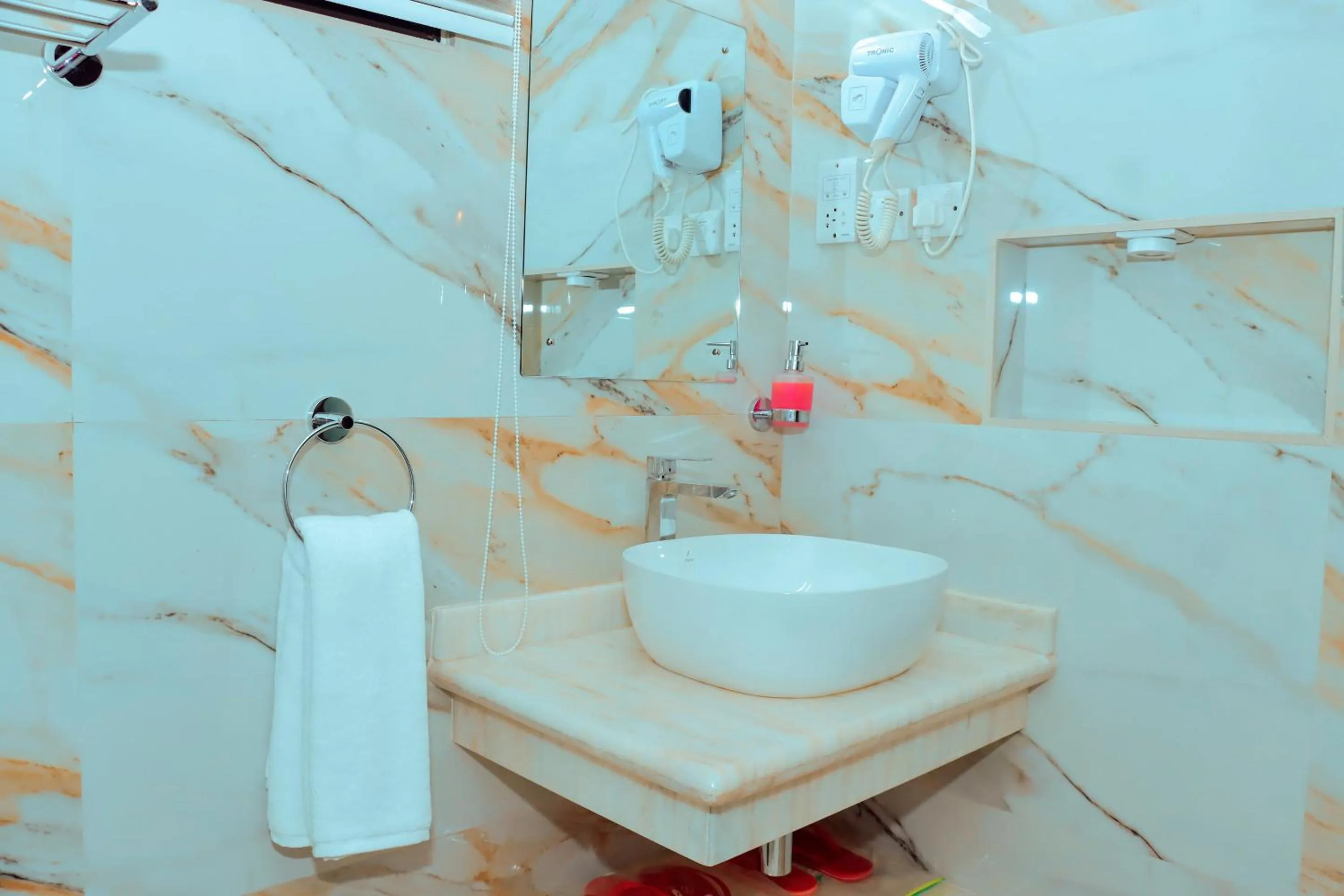 Shower in Best Western Jangwani Sea Breeze Resort