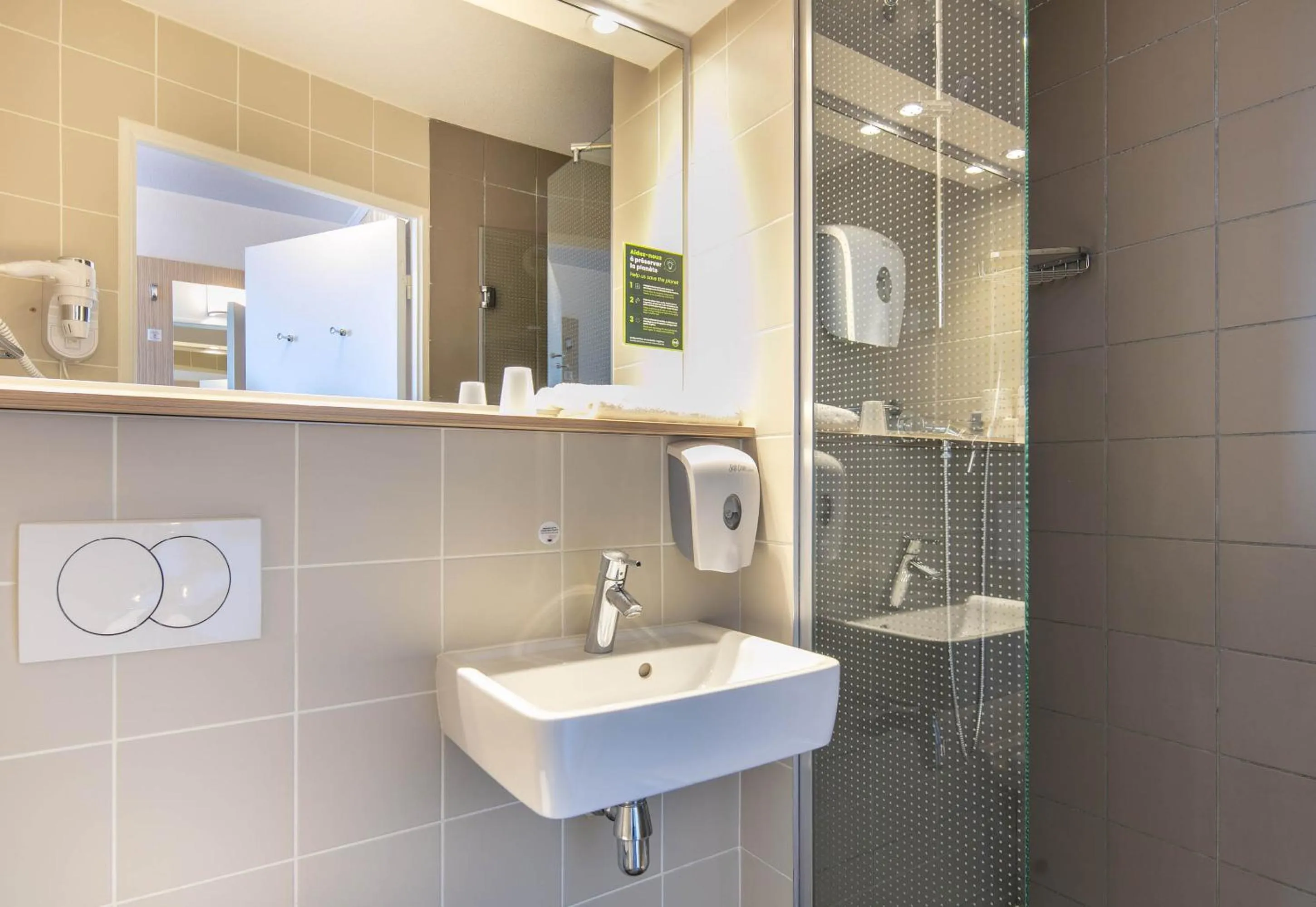 Bathroom in B&B HOTEL Lyon Aéroport Saint-Quentin-Fallavier