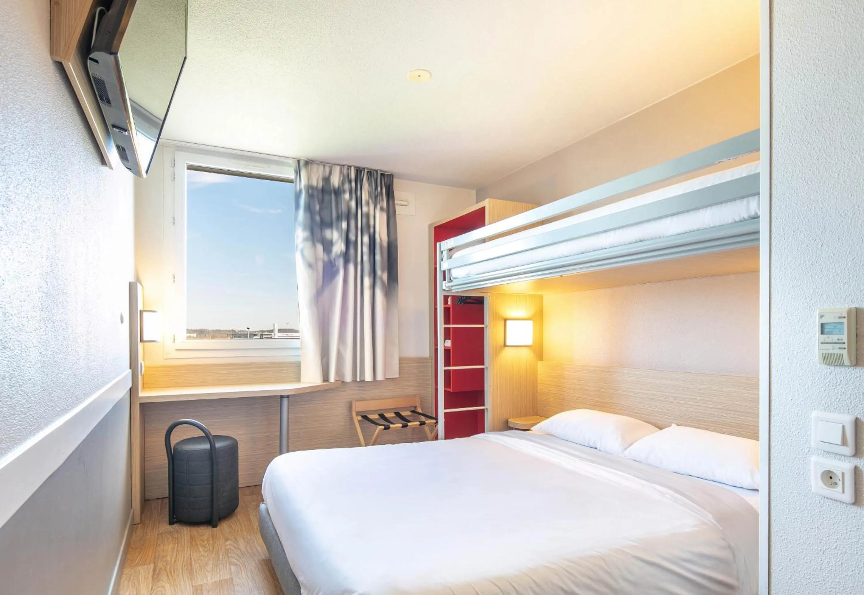 Bedroom, Bed in B&B HOTEL Lyon Aéroport Saint-Quentin-Fallavier