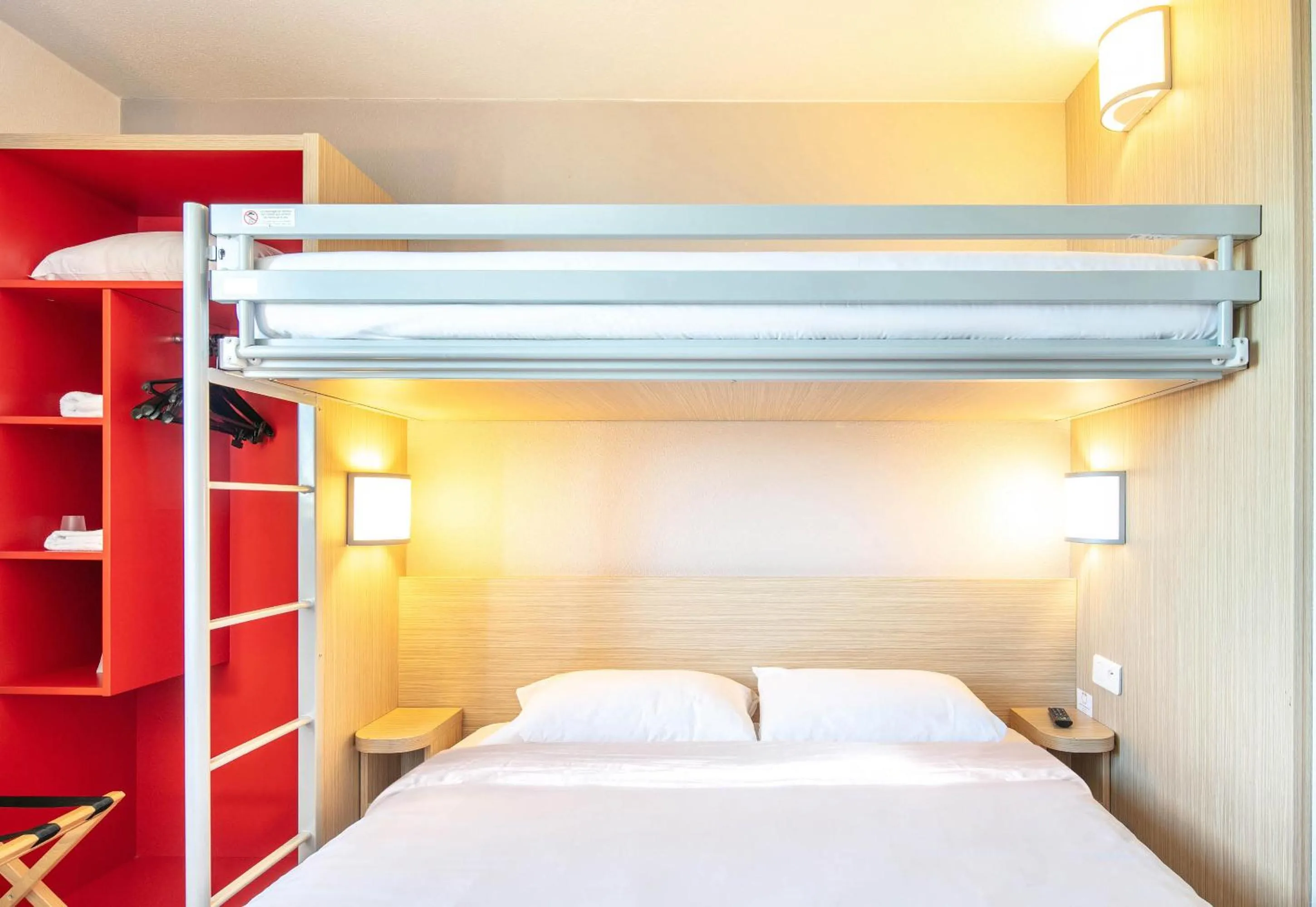 Bedroom, Bed in B&B HOTEL Lyon Aéroport Saint-Quentin-Fallavier