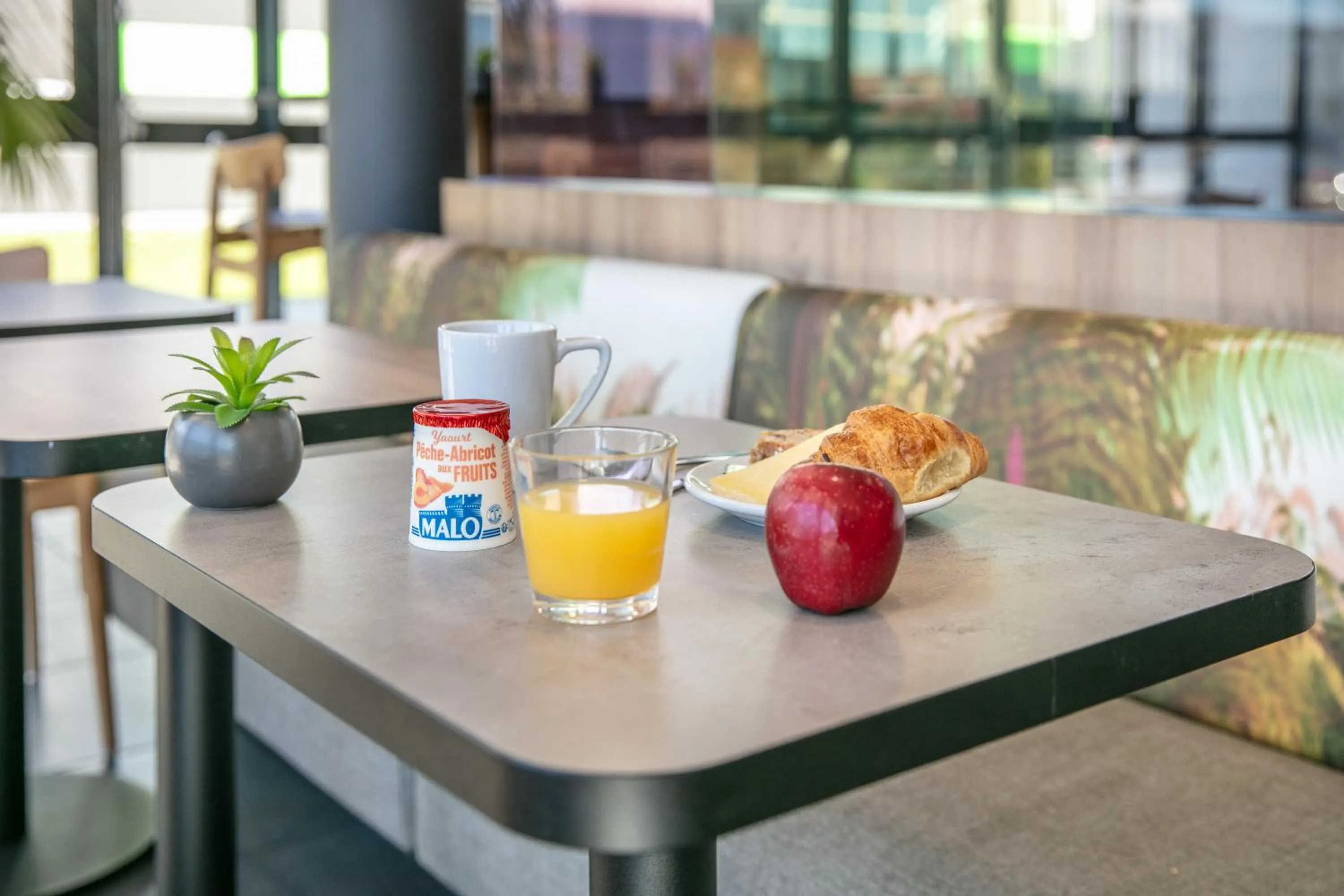 Restaurant/places to eat in B&B HOTEL Lyon Aéroport Saint-Quentin-Fallavier