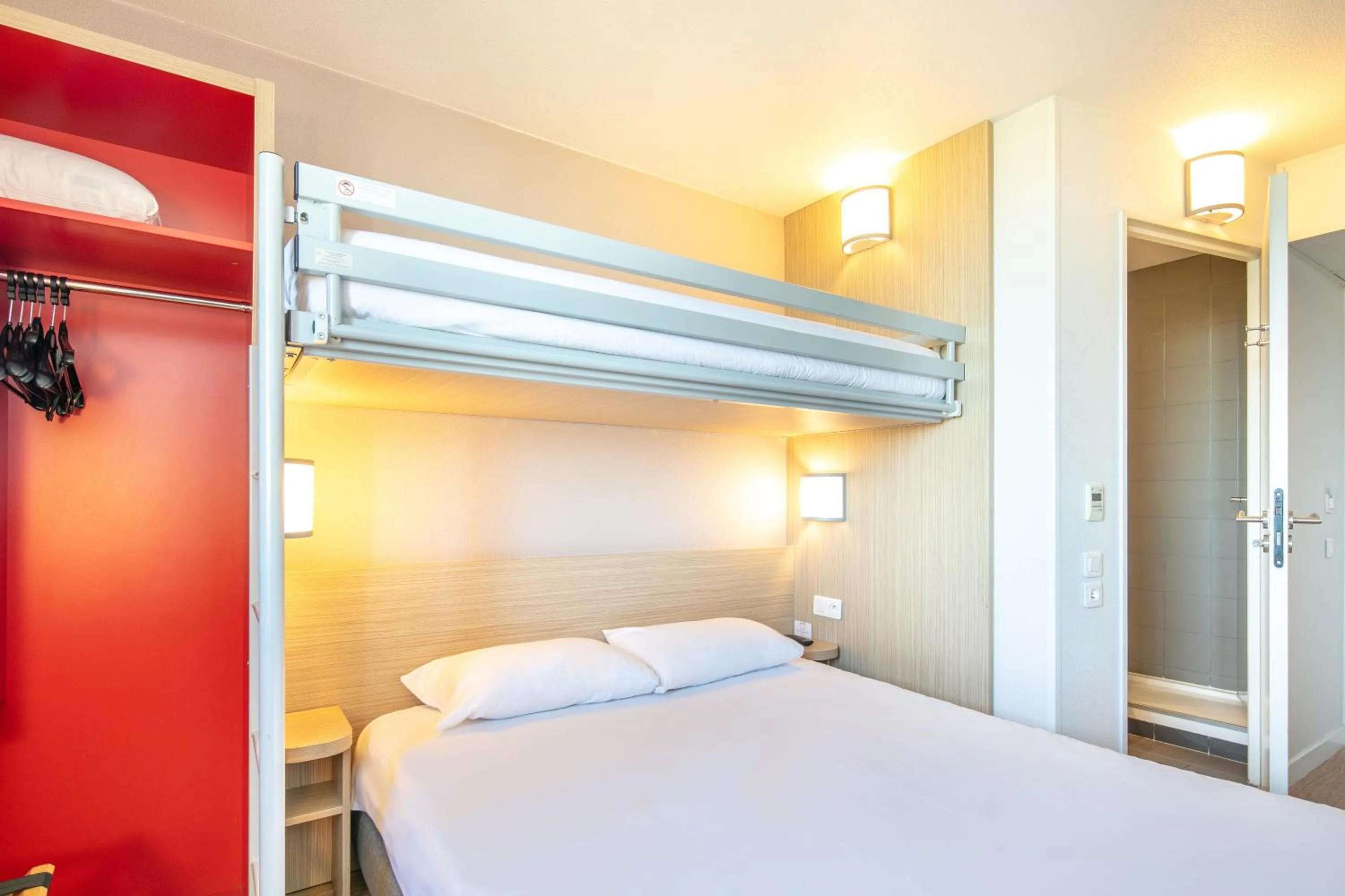 Bed in B&B HOTEL Lyon Aéroport Saint-Quentin-Fallavier