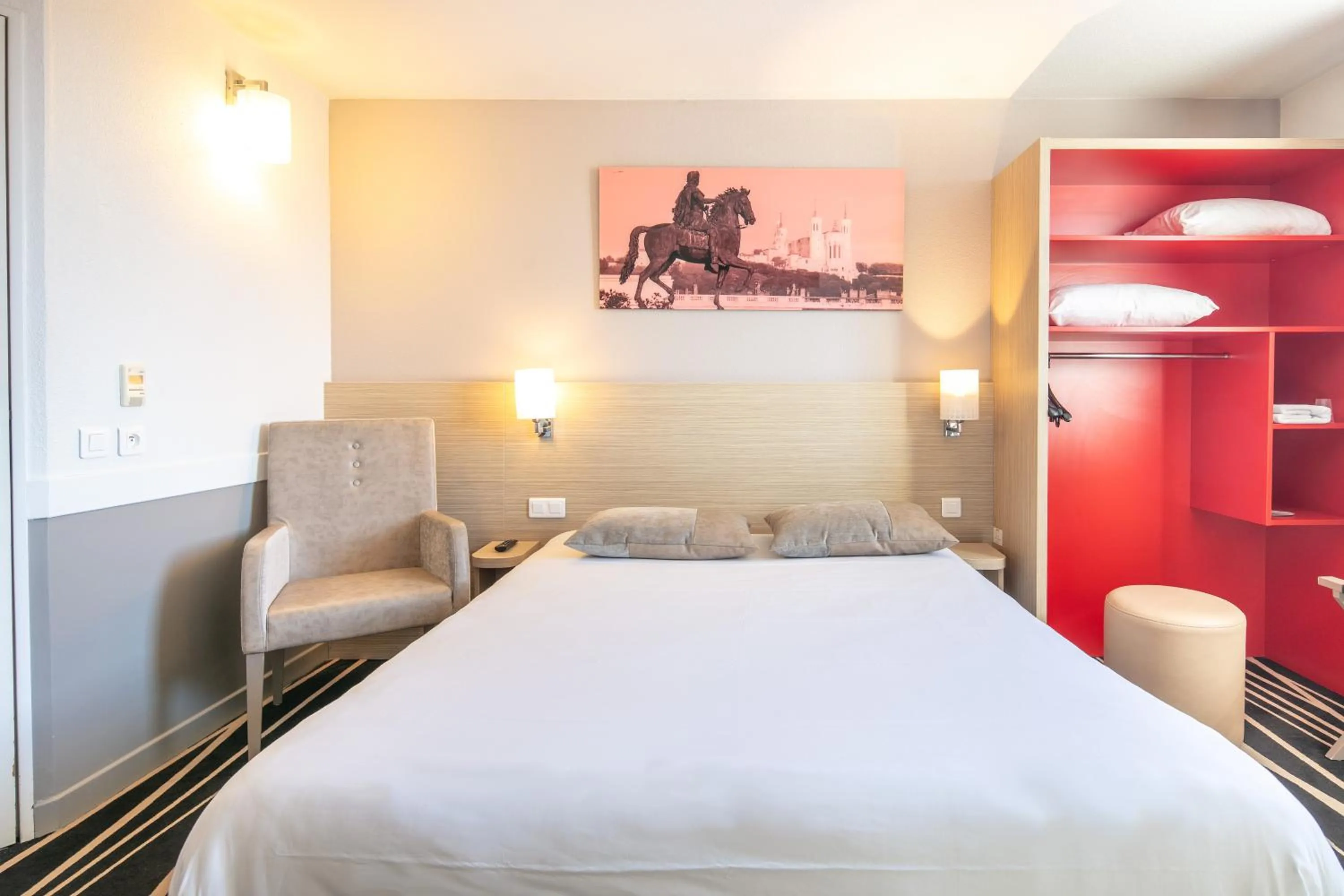 Bed in B&B HOTEL Lyon Aéroport Saint-Quentin-Fallavier