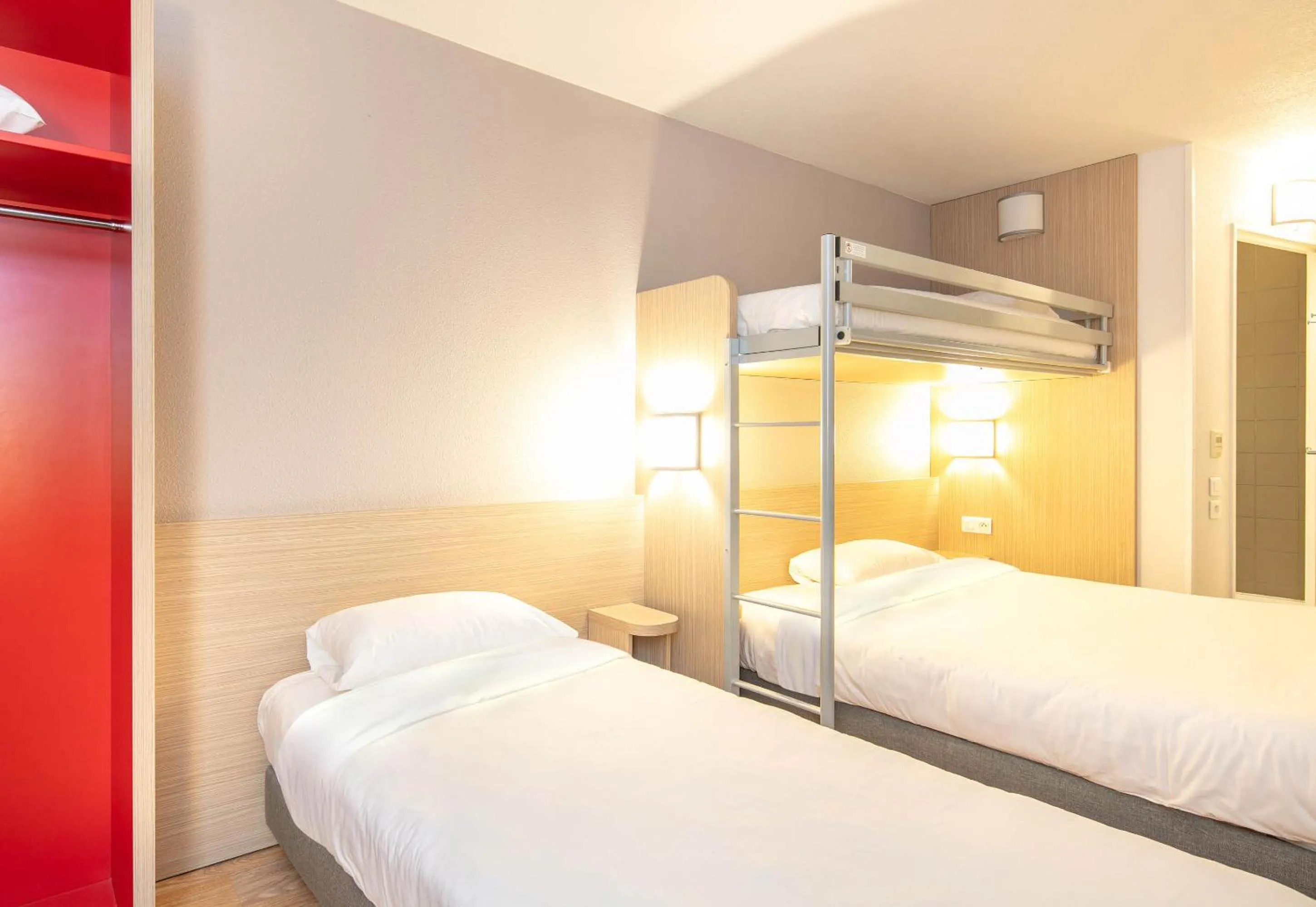 Bedroom, Bed in B&B HOTEL Lyon Aéroport Saint-Quentin-Fallavier