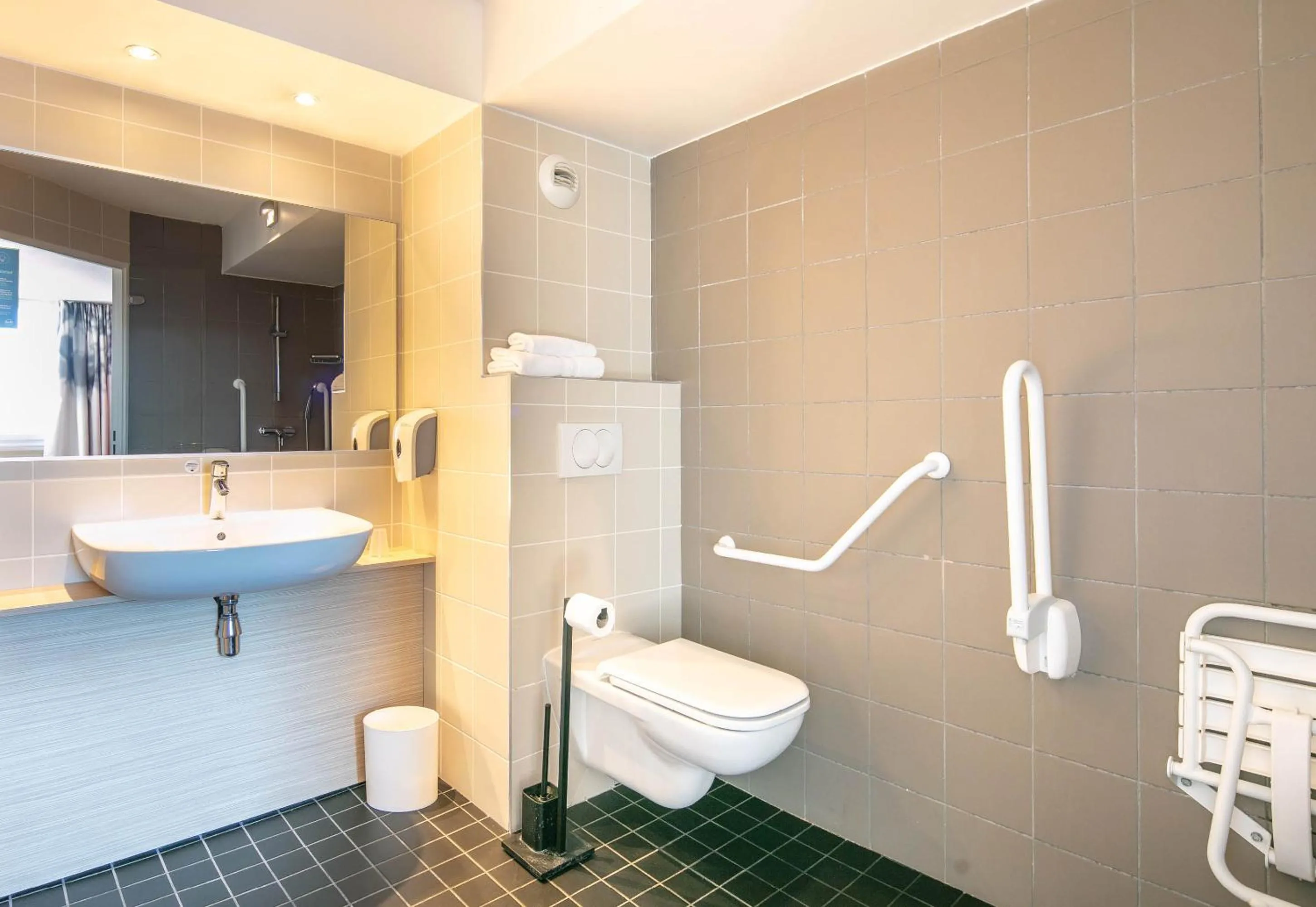 Bathroom in B&B HOTEL Lyon Aéroport Saint-Quentin-Fallavier