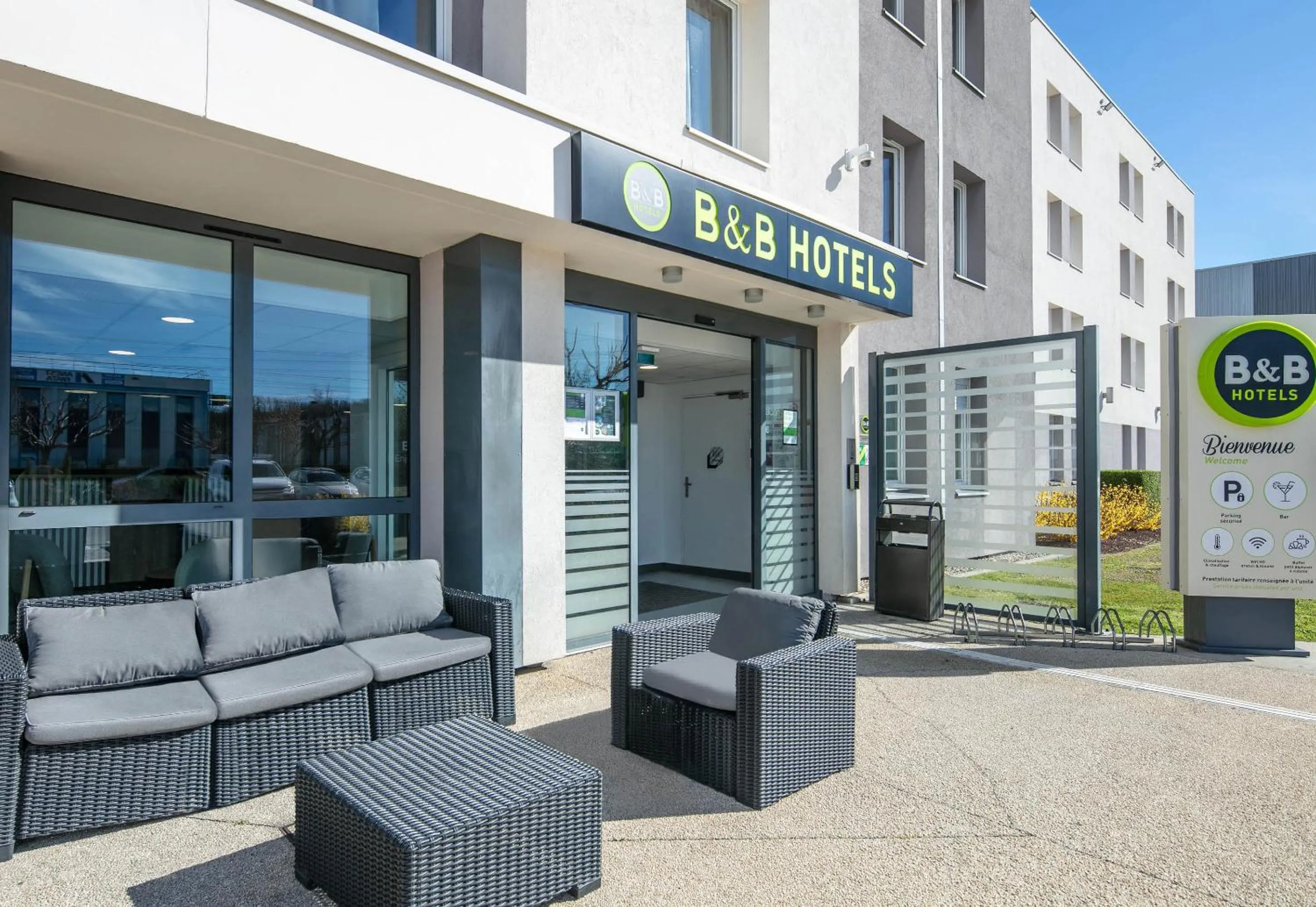 Patio in B&B HOTEL Lyon Aéroport Saint-Quentin-Fallavier