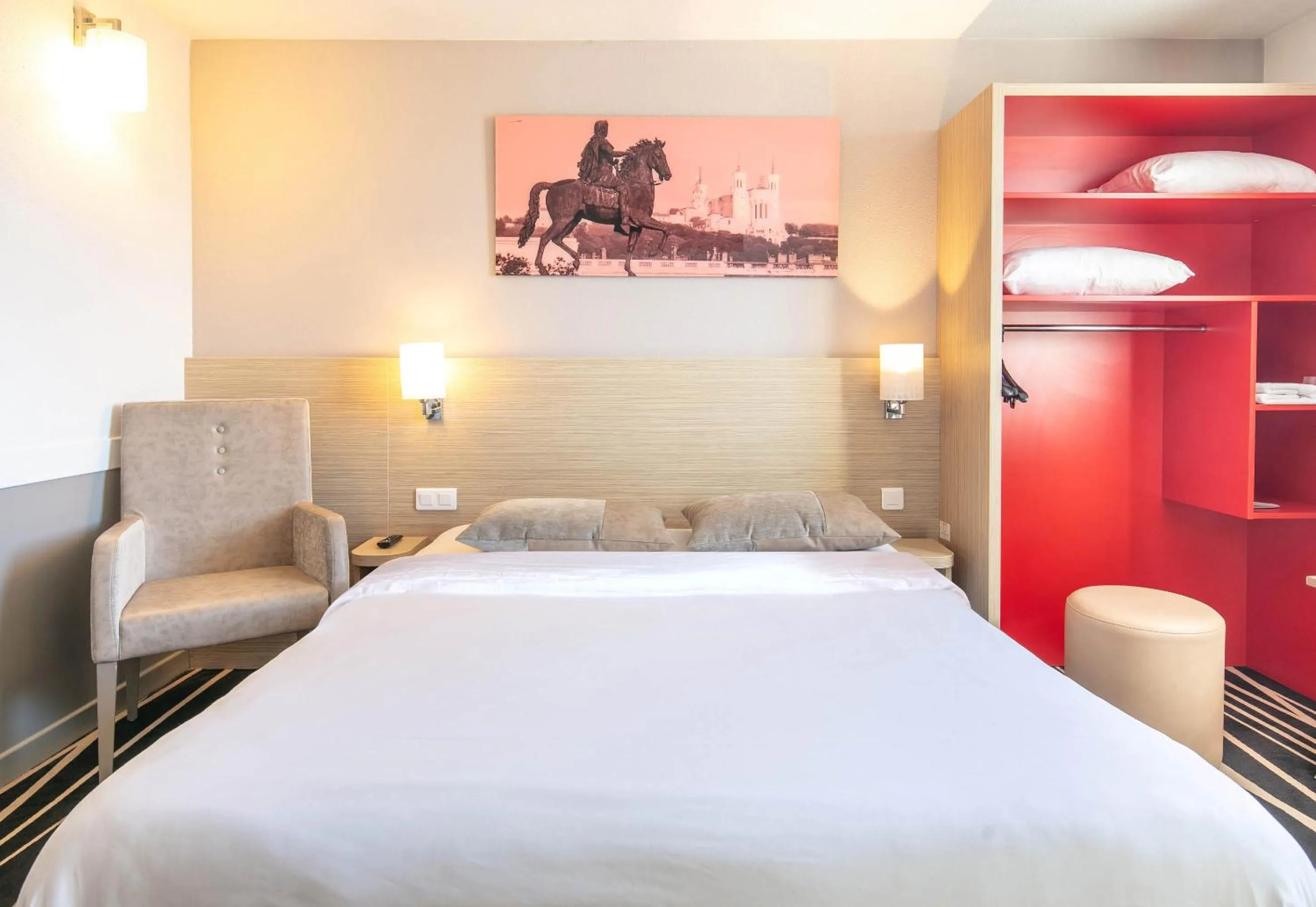 Bedroom, Bed in B&B HOTEL Lyon Aéroport Saint-Quentin-Fallavier