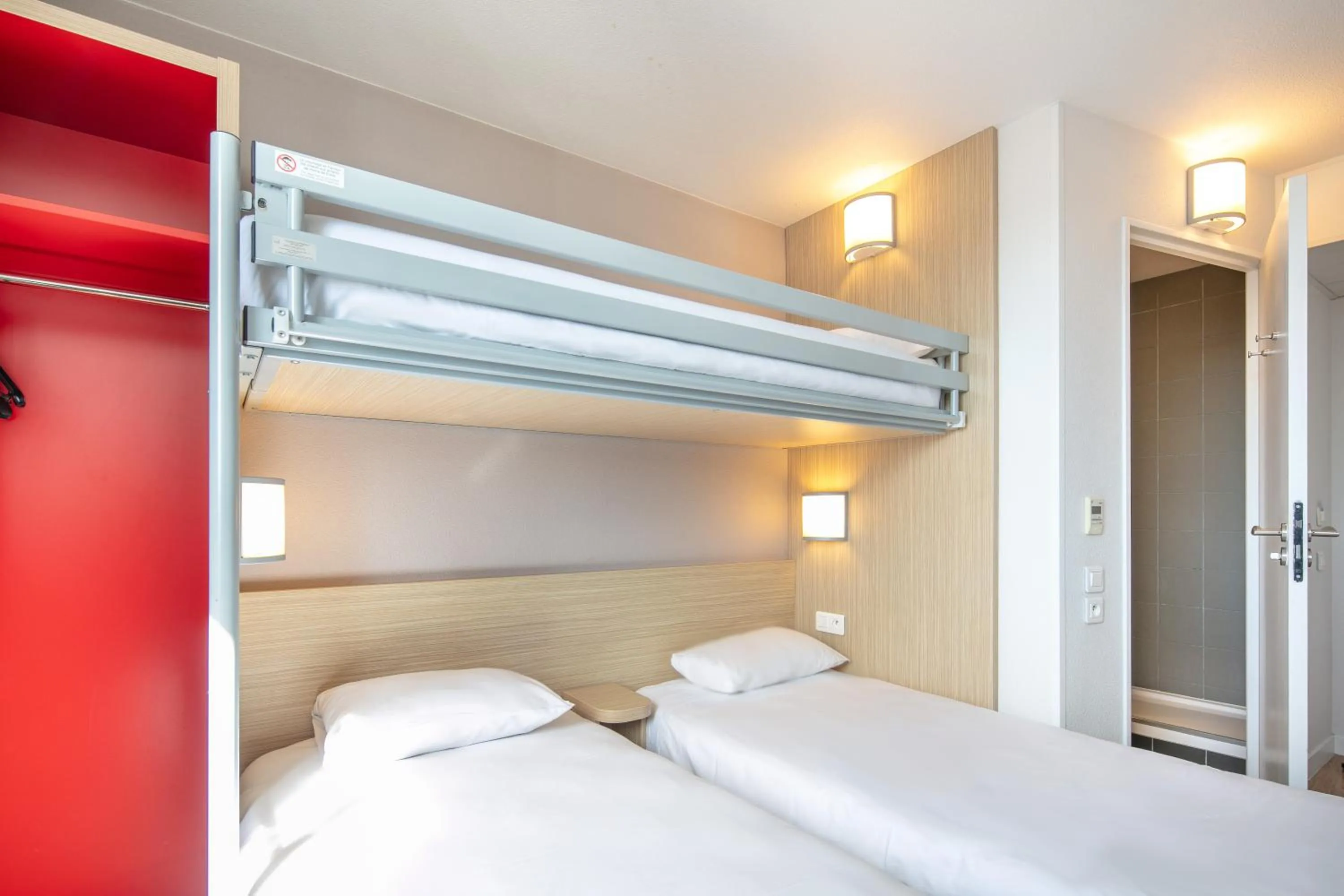 Bed in B&B HOTEL Lyon Aéroport Saint-Quentin-Fallavier