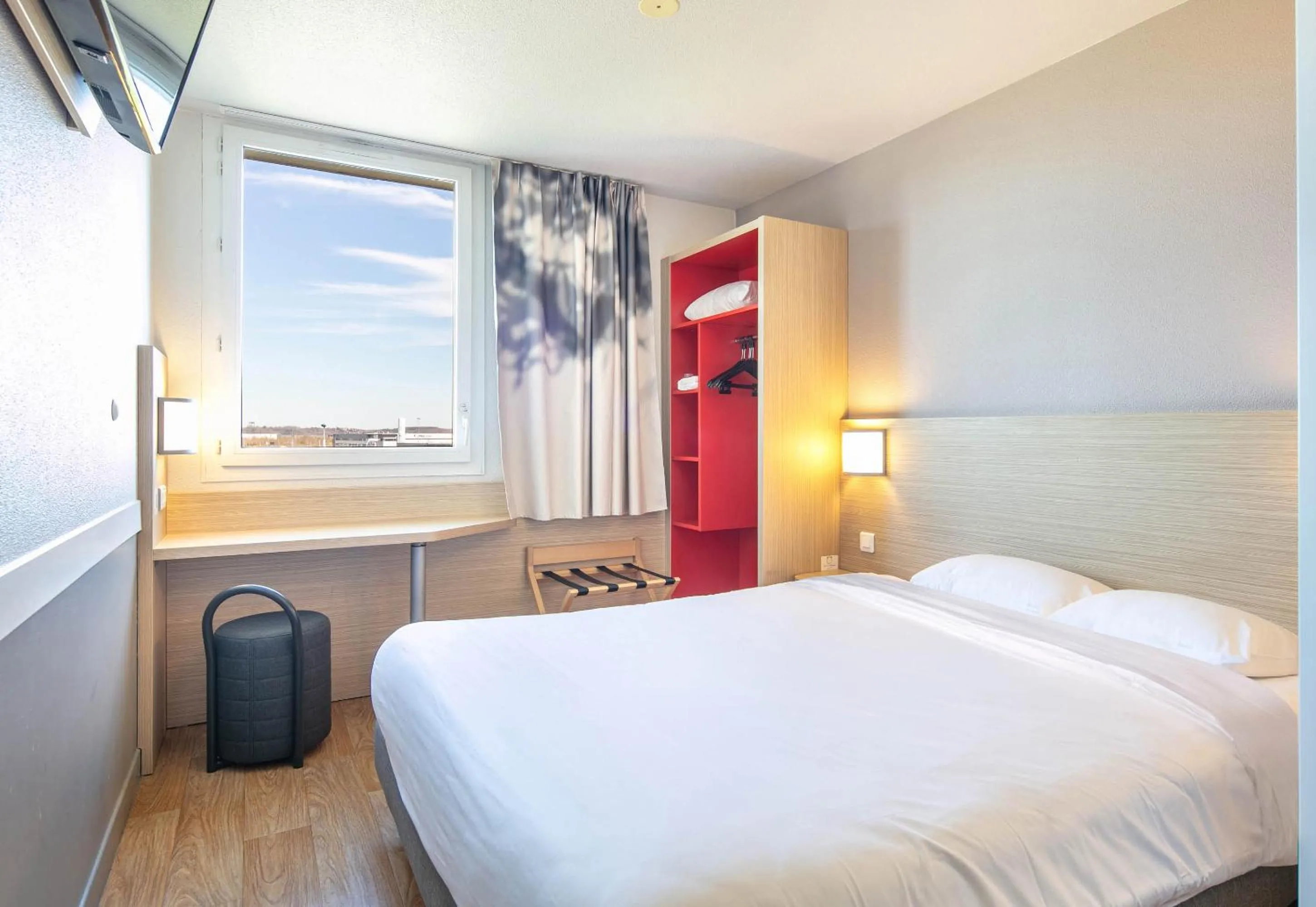 Bedroom, Bed in B&B HOTEL Lyon Aéroport Saint-Quentin-Fallavier