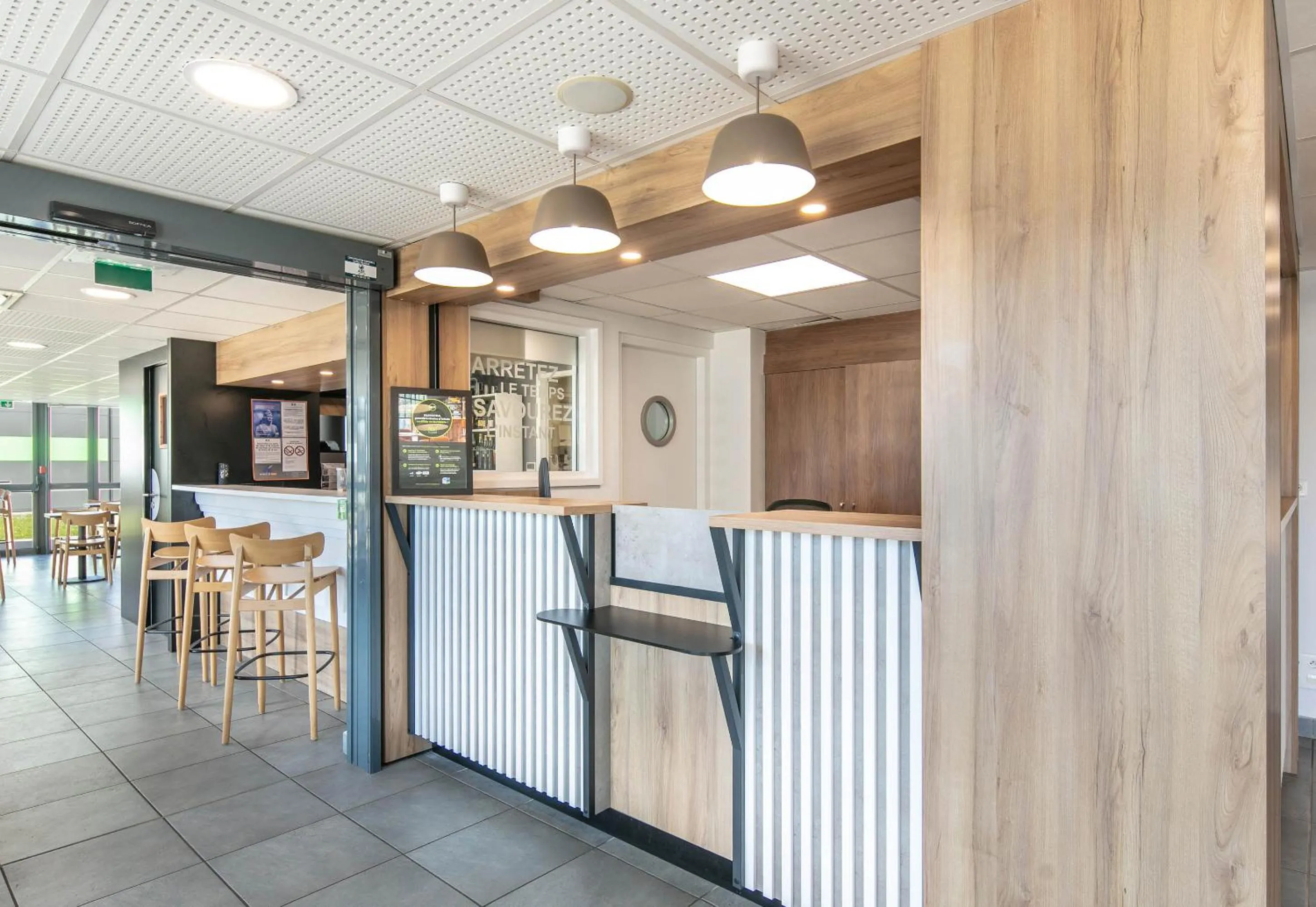 Lobby or reception in B&B HOTEL Lyon Aéroport Saint-Quentin-Fallavier