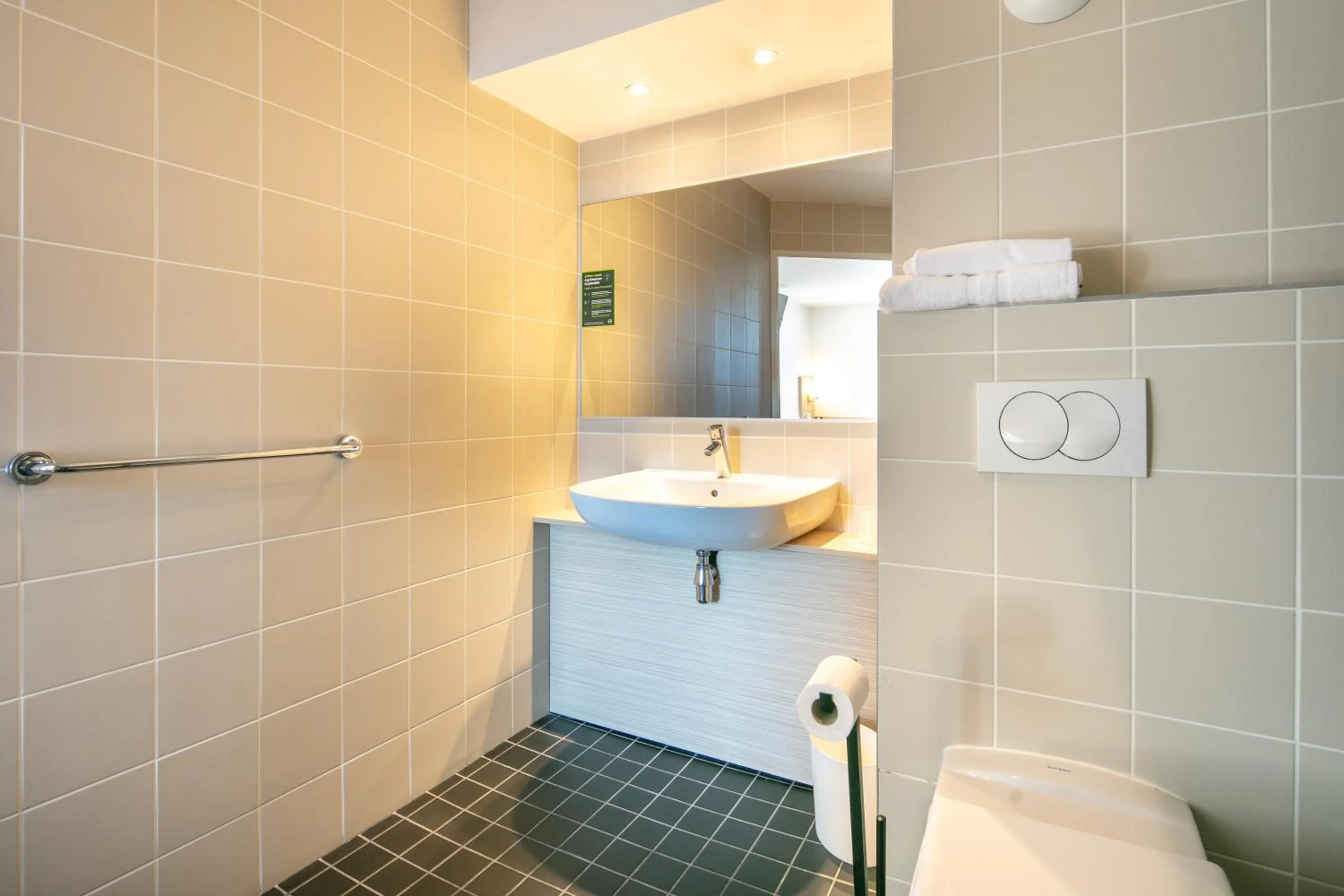 Shower in B&B HOTEL Lyon Aéroport Saint-Quentin-Fallavier