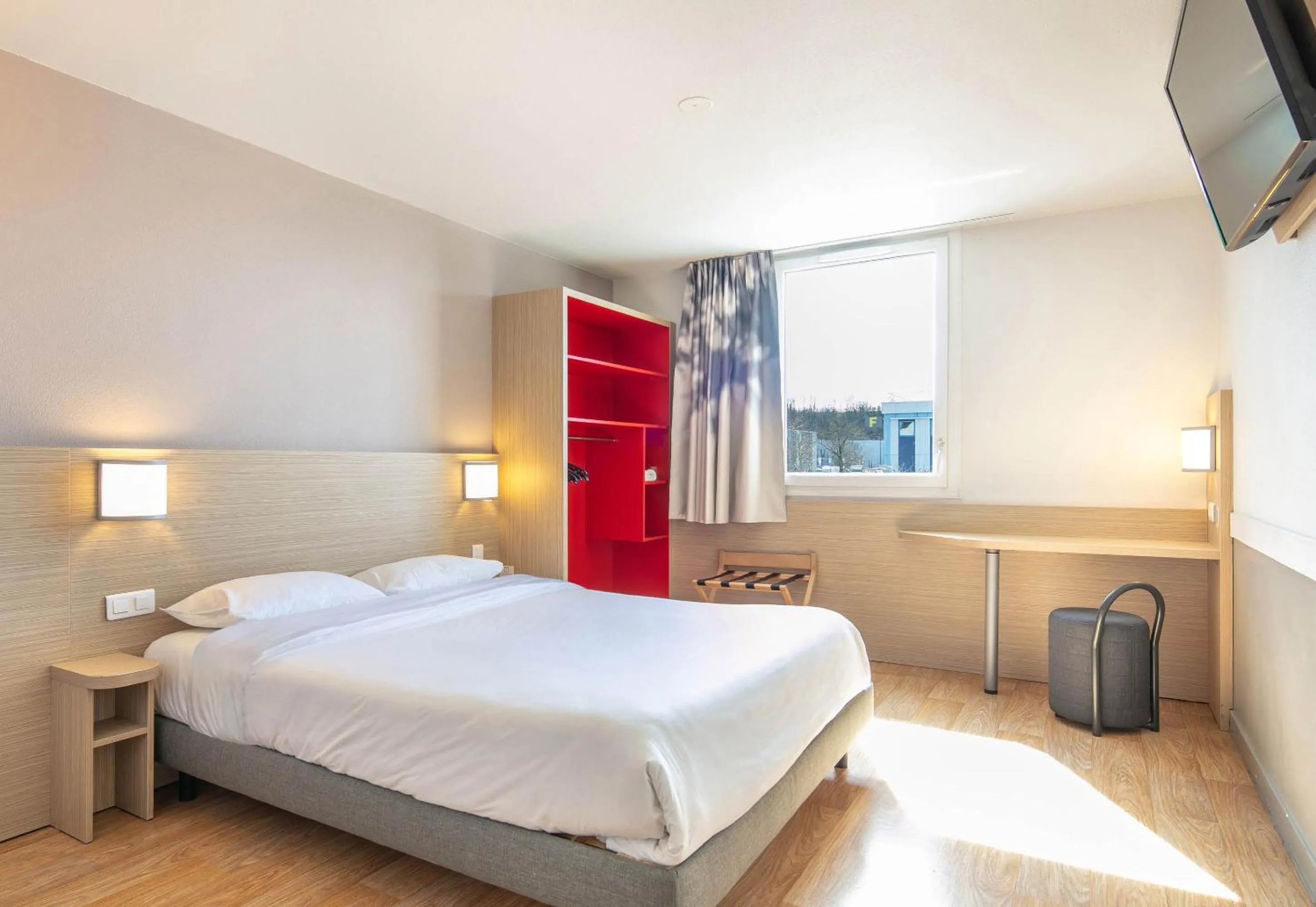 Bedroom, Bed in B&B HOTEL Lyon Aéroport Saint-Quentin-Fallavier