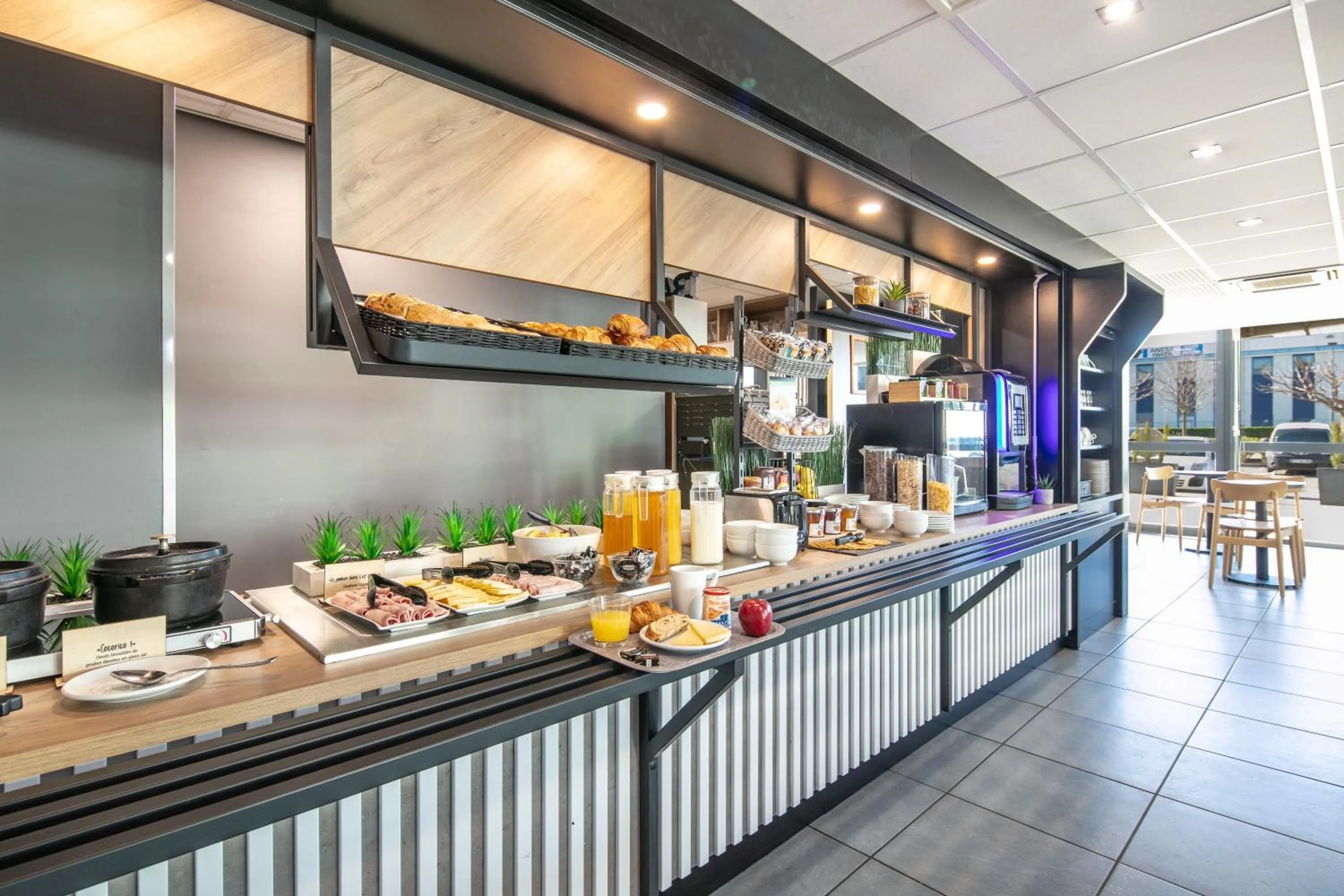 Restaurant/places to eat in B&B HOTEL Lyon Aéroport Saint-Quentin-Fallavier