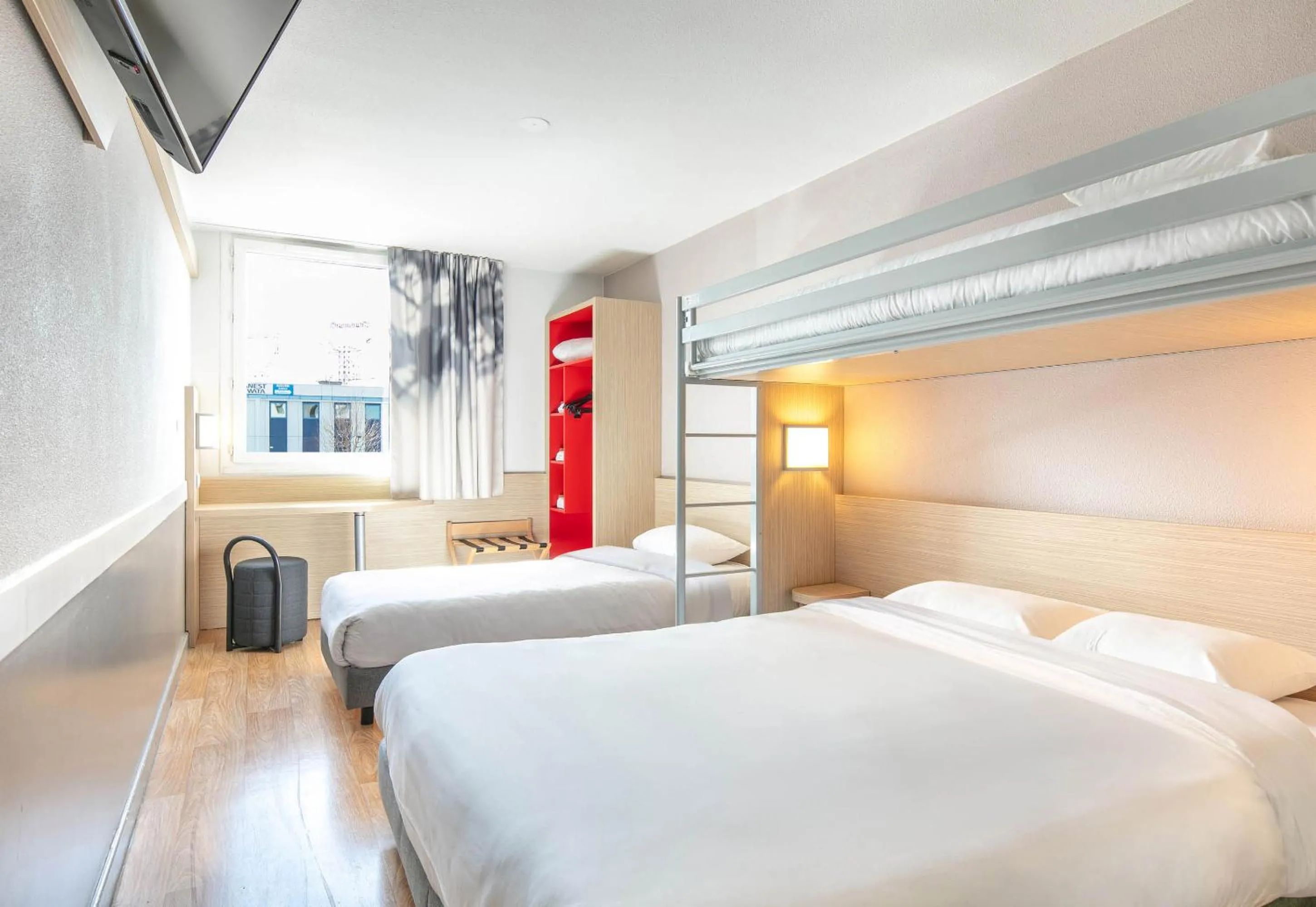 Bedroom, Bed in B&B HOTEL Lyon Aéroport Saint-Quentin-Fallavier