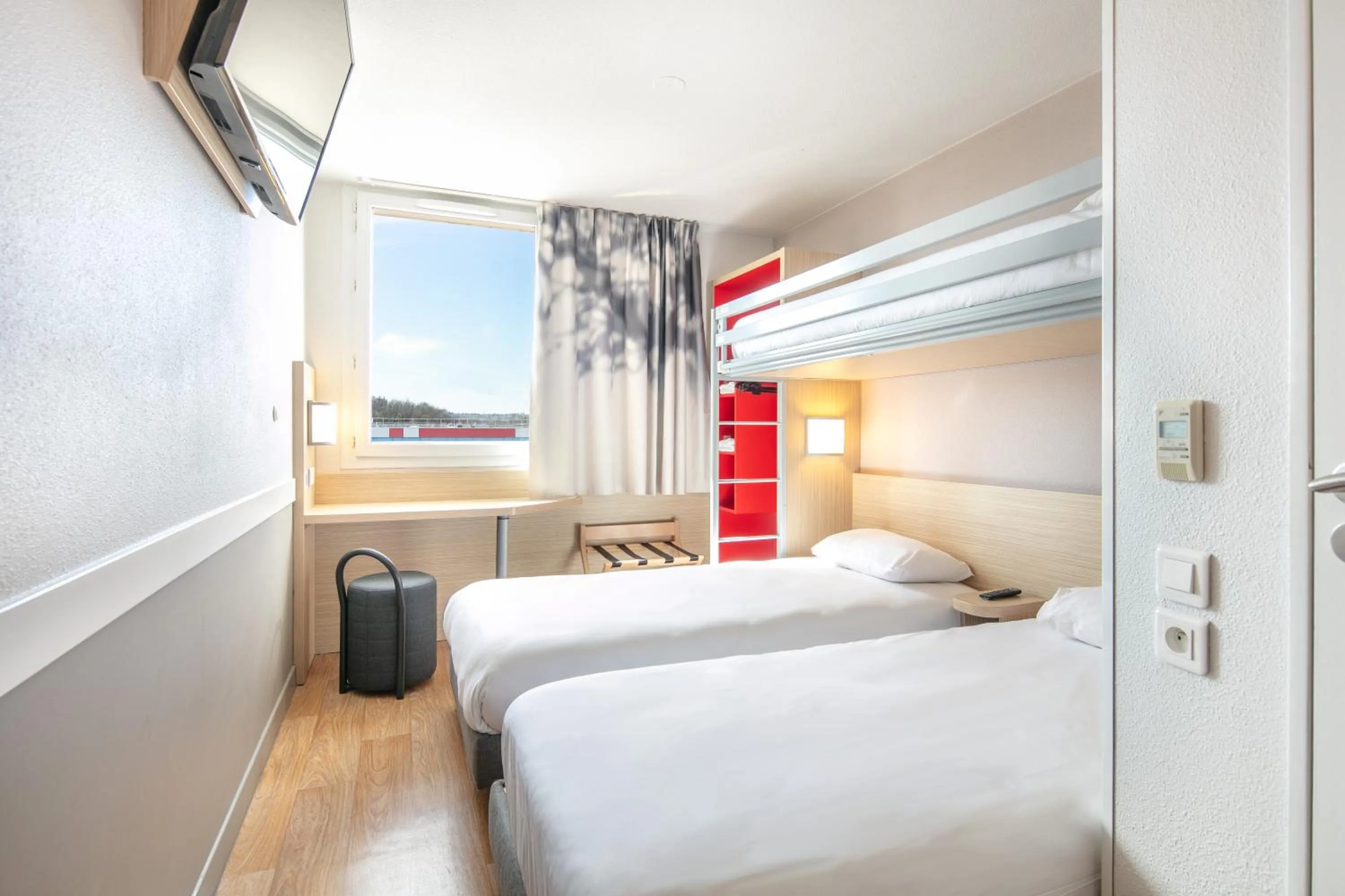 Bed in B&B HOTEL Lyon Aéroport Saint-Quentin-Fallavier