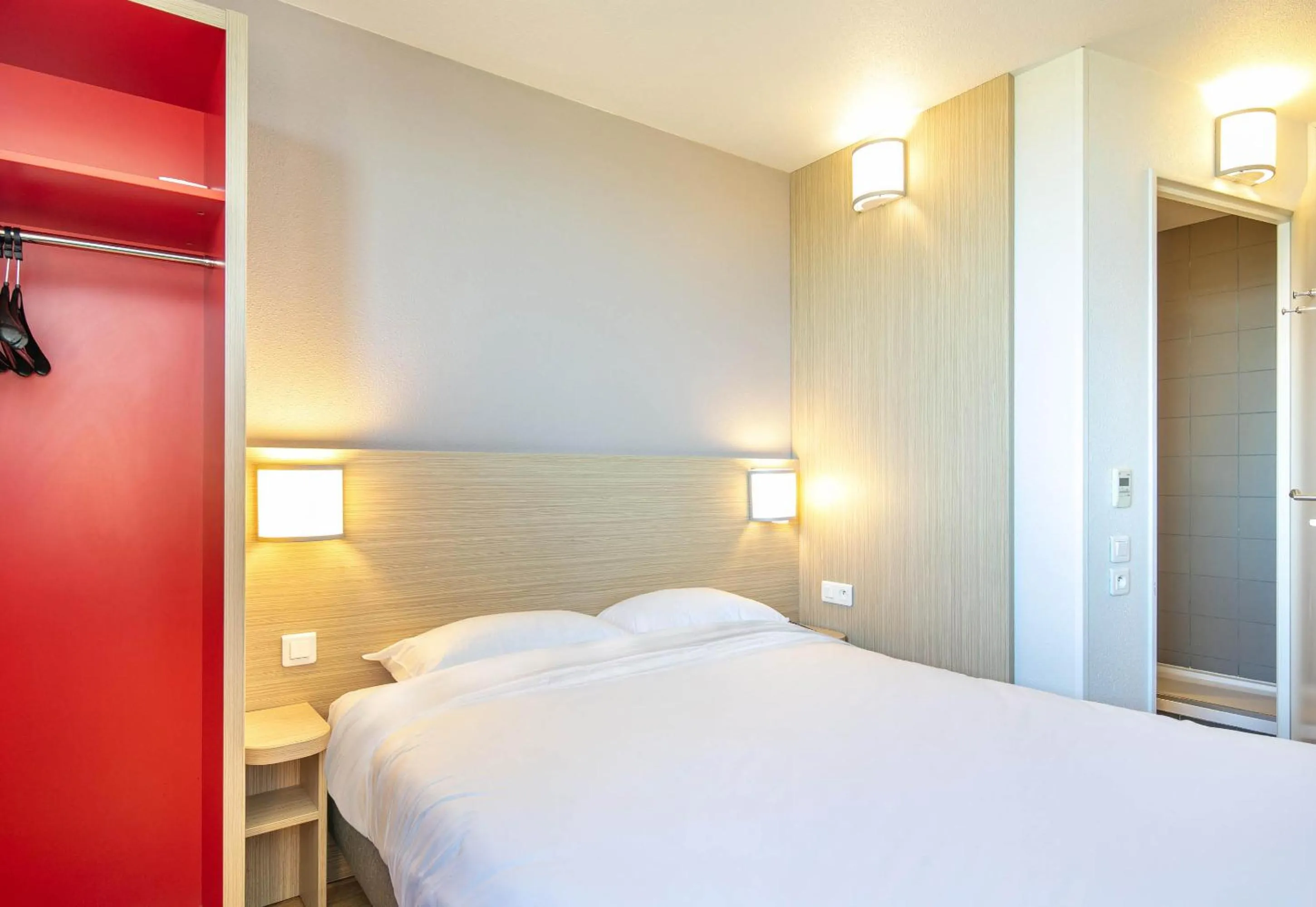 Bedroom, Bed in B&B HOTEL Lyon Aéroport Saint-Quentin-Fallavier