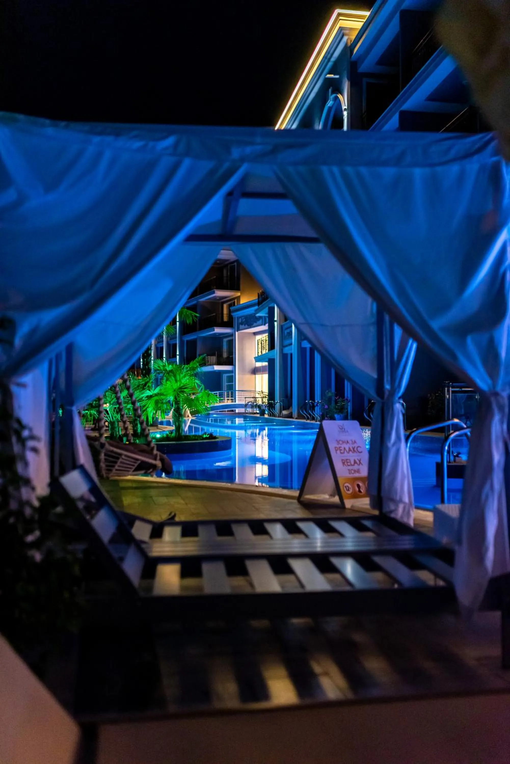 Swimming pool in Siena Premium Retreat