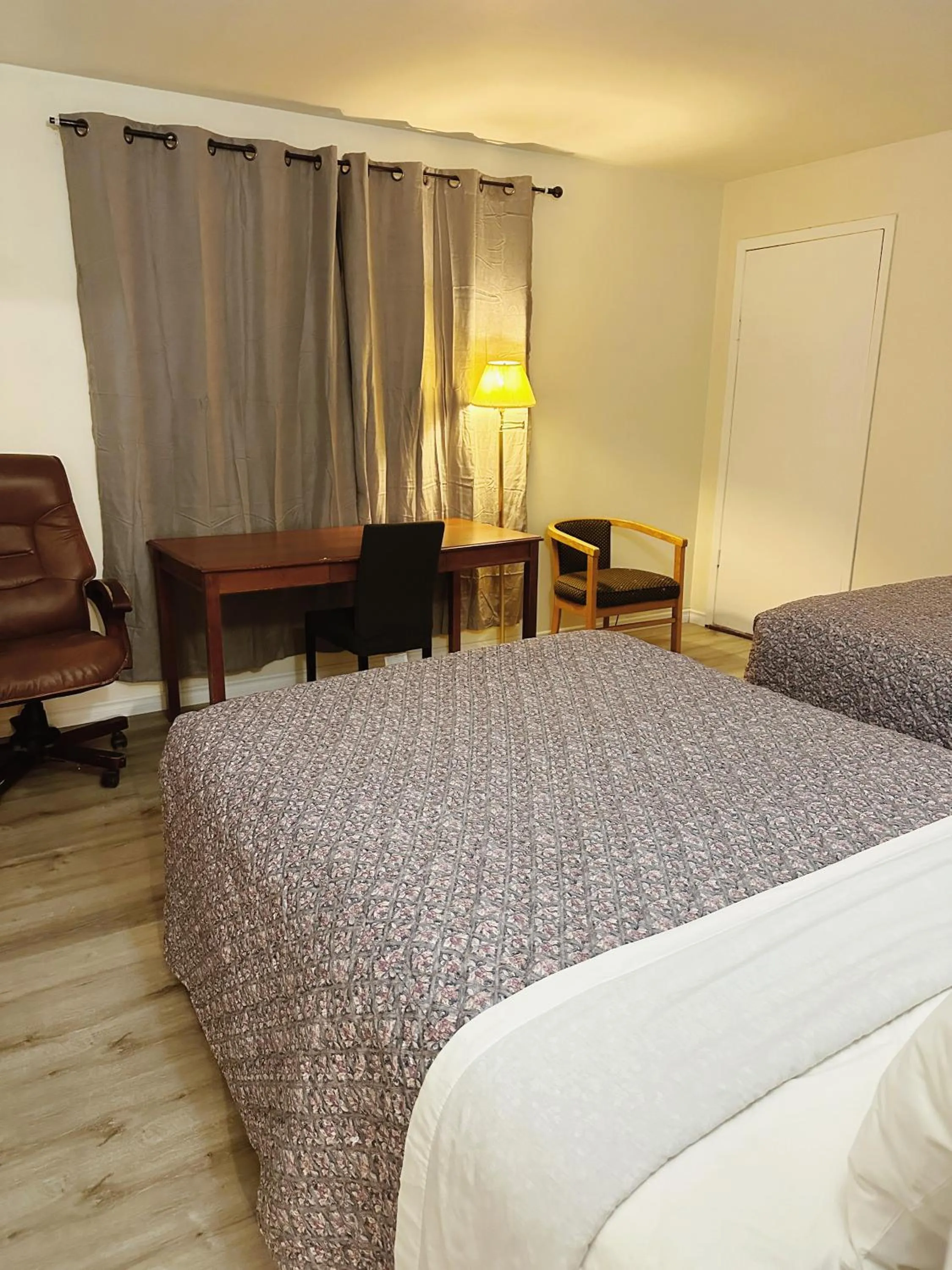 hair dresser, Bed in Uptown Motel