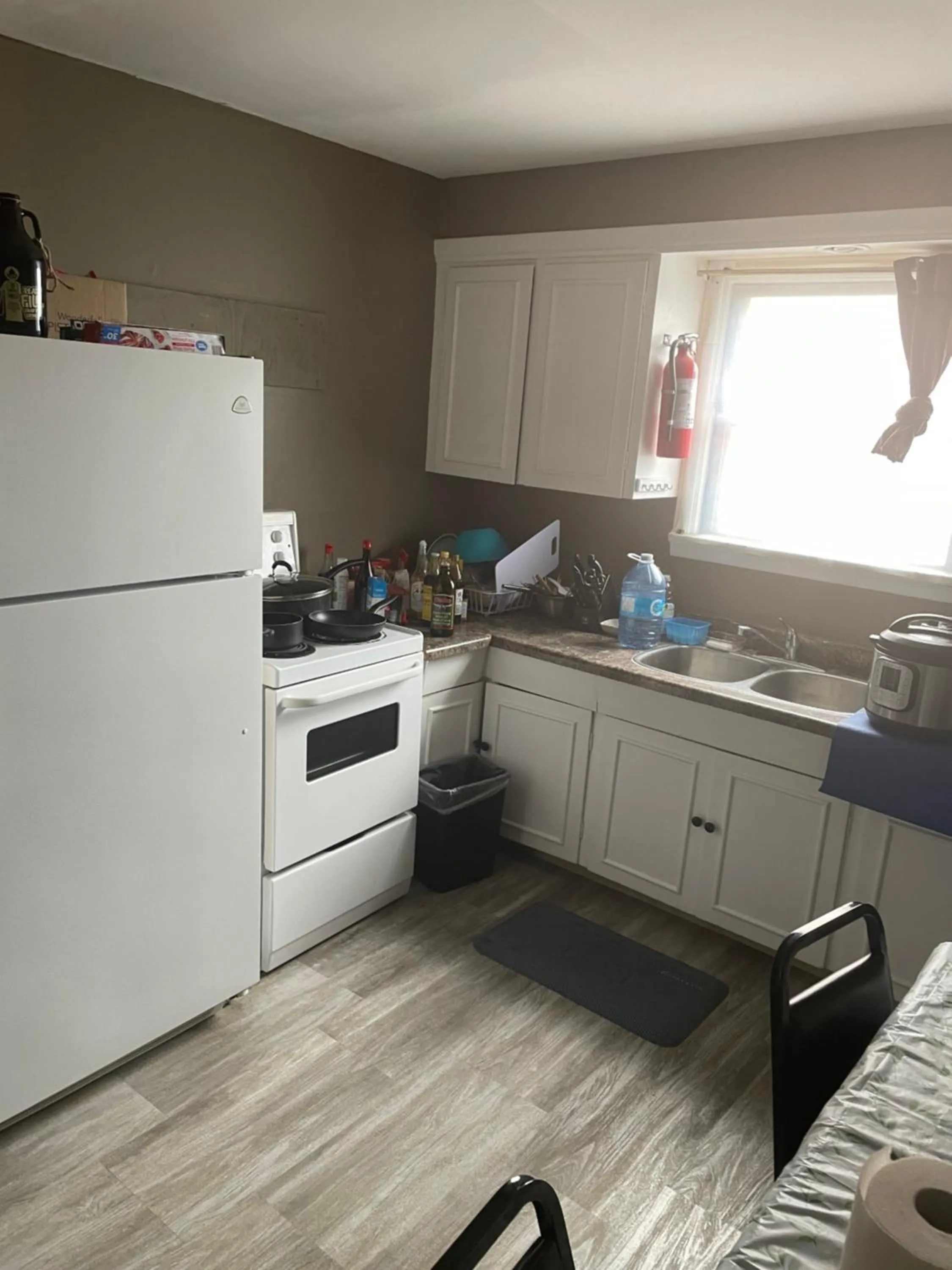 Kitchen or kitchenette in Uptown Motel