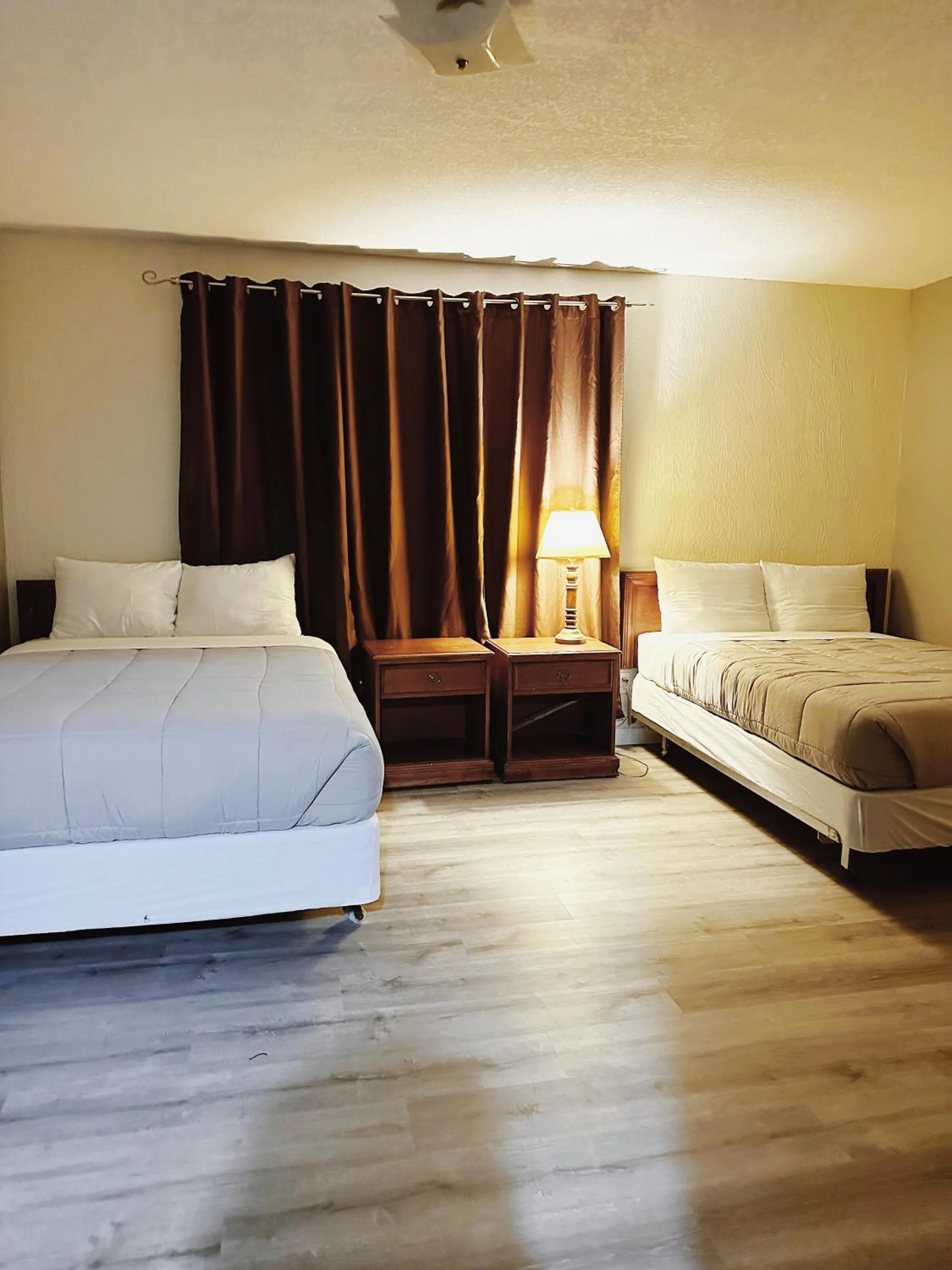 Bedroom, Bed in Uptown Motel