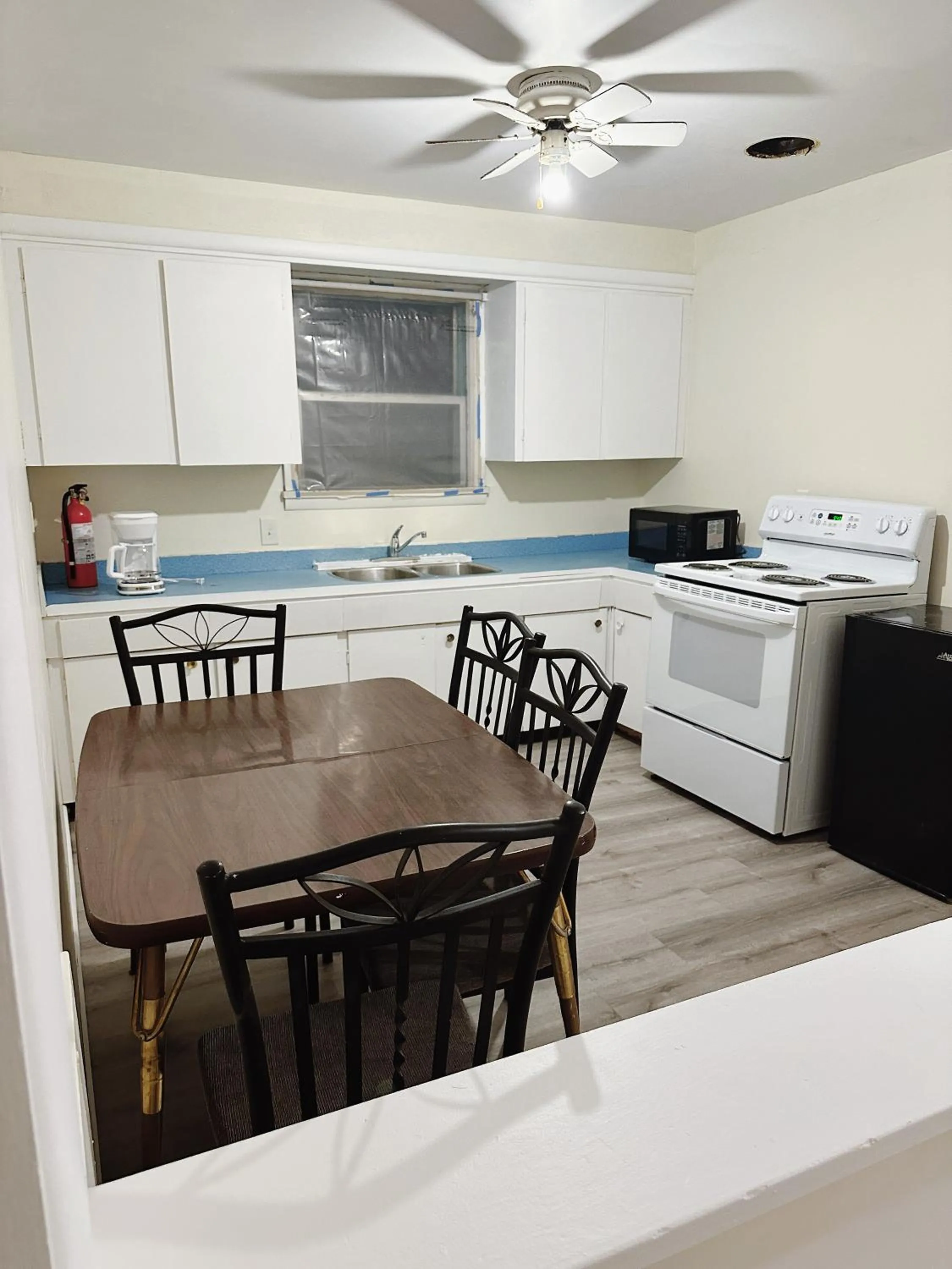 Kitchen or kitchenette in Uptown Motel
