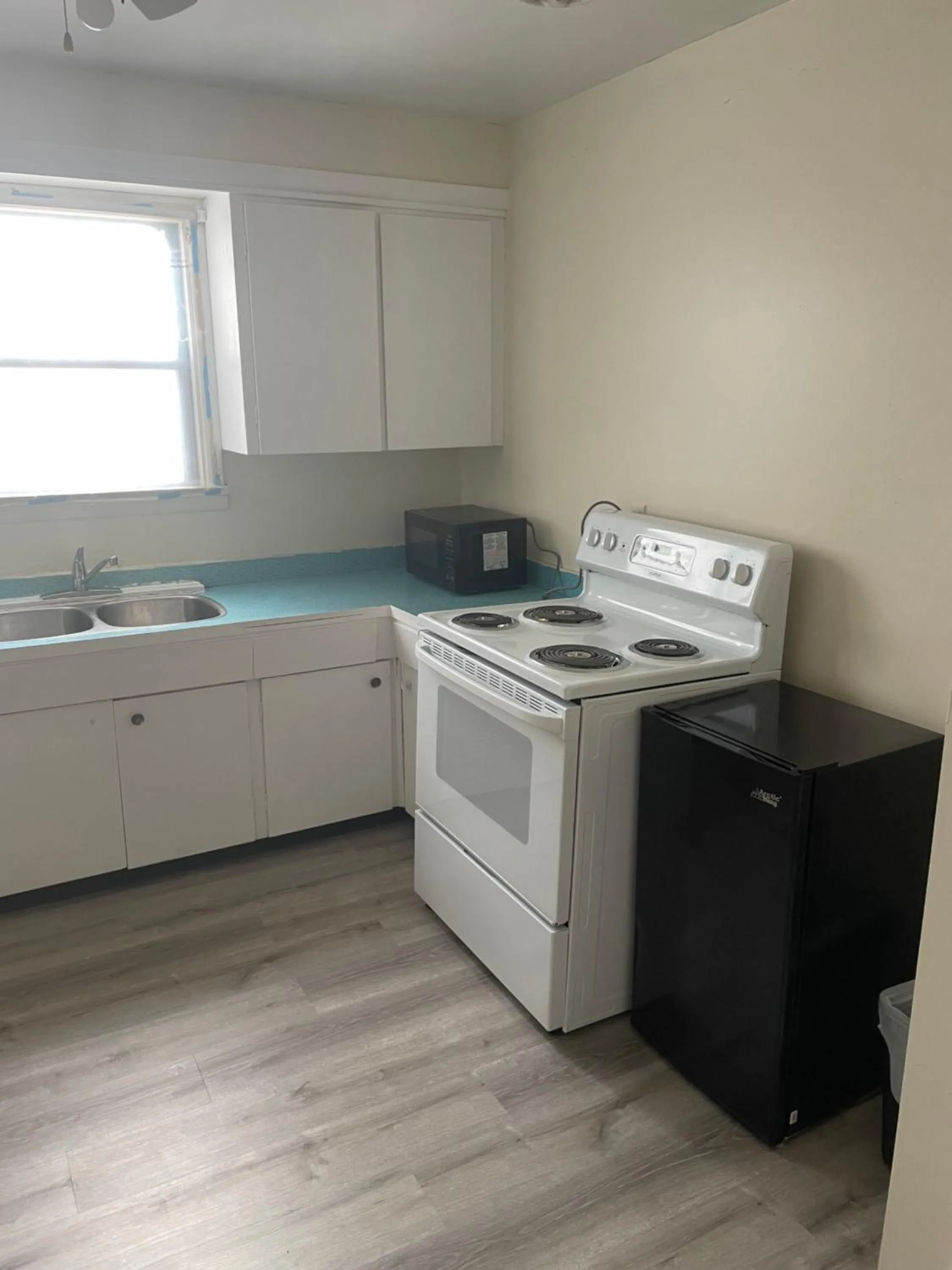 Kitchen or kitchenette in Uptown Motel