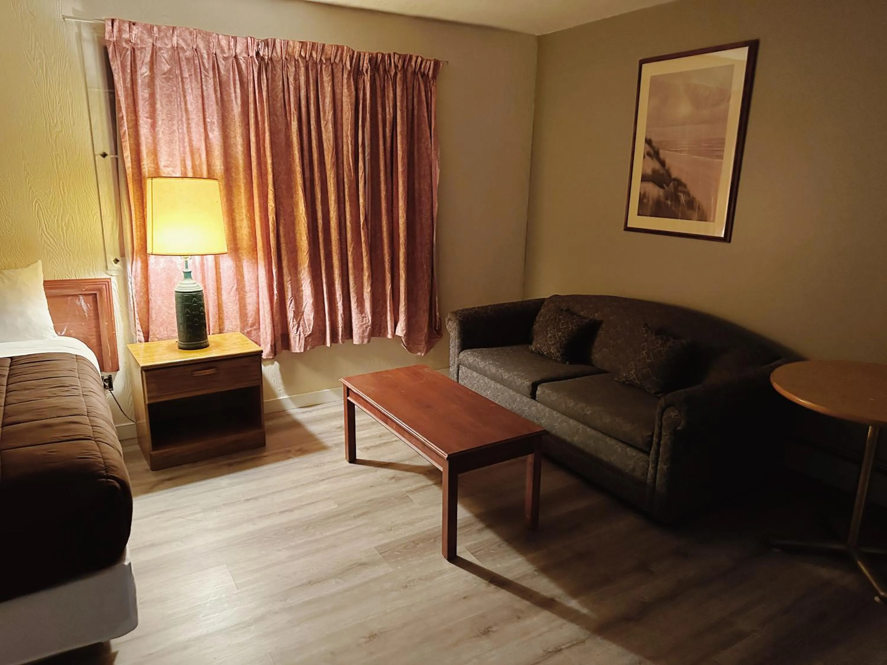 Living room in Uptown Motel