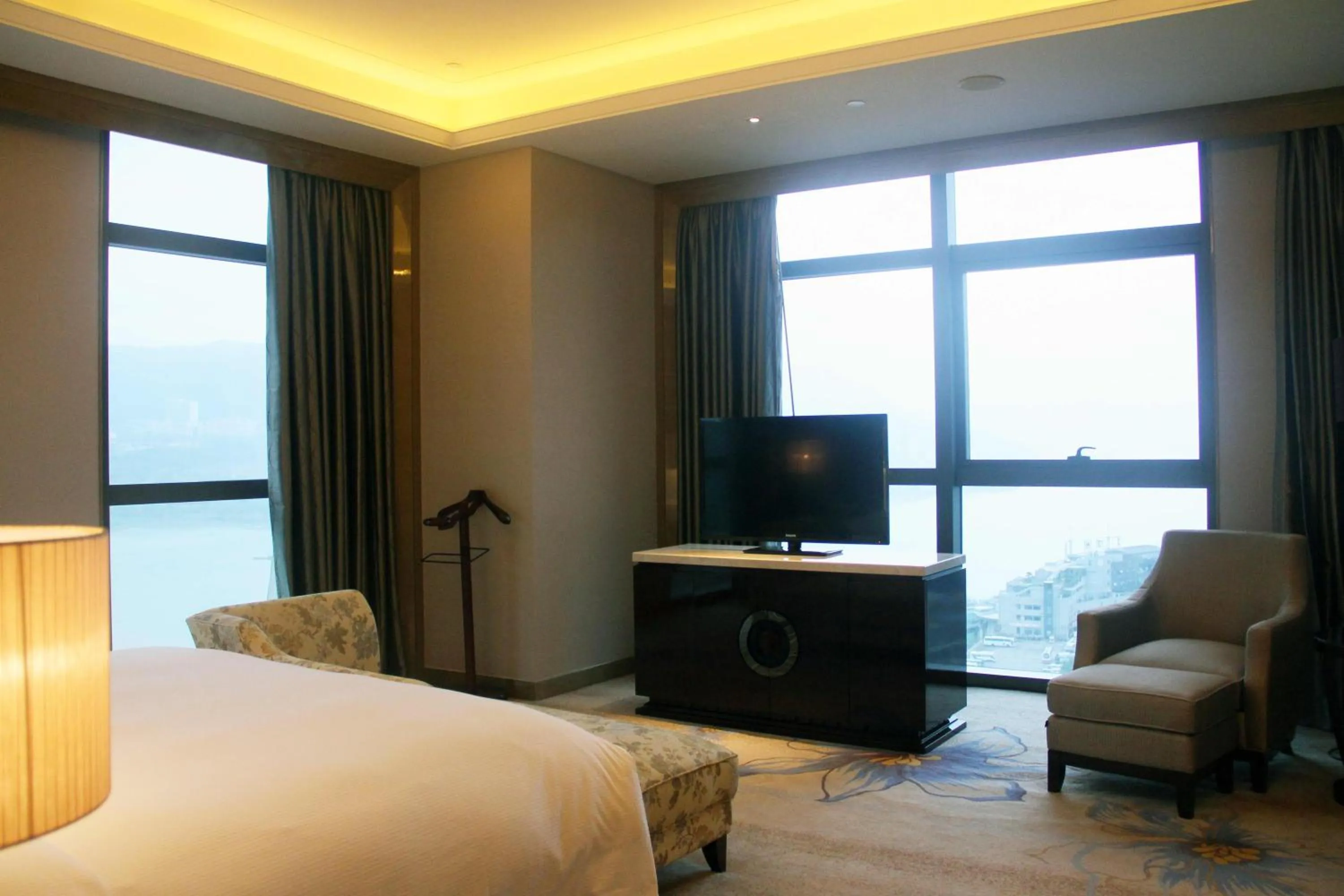 Living room, Bed in DoubleTree by Hilton Chongqing Wanzhou
