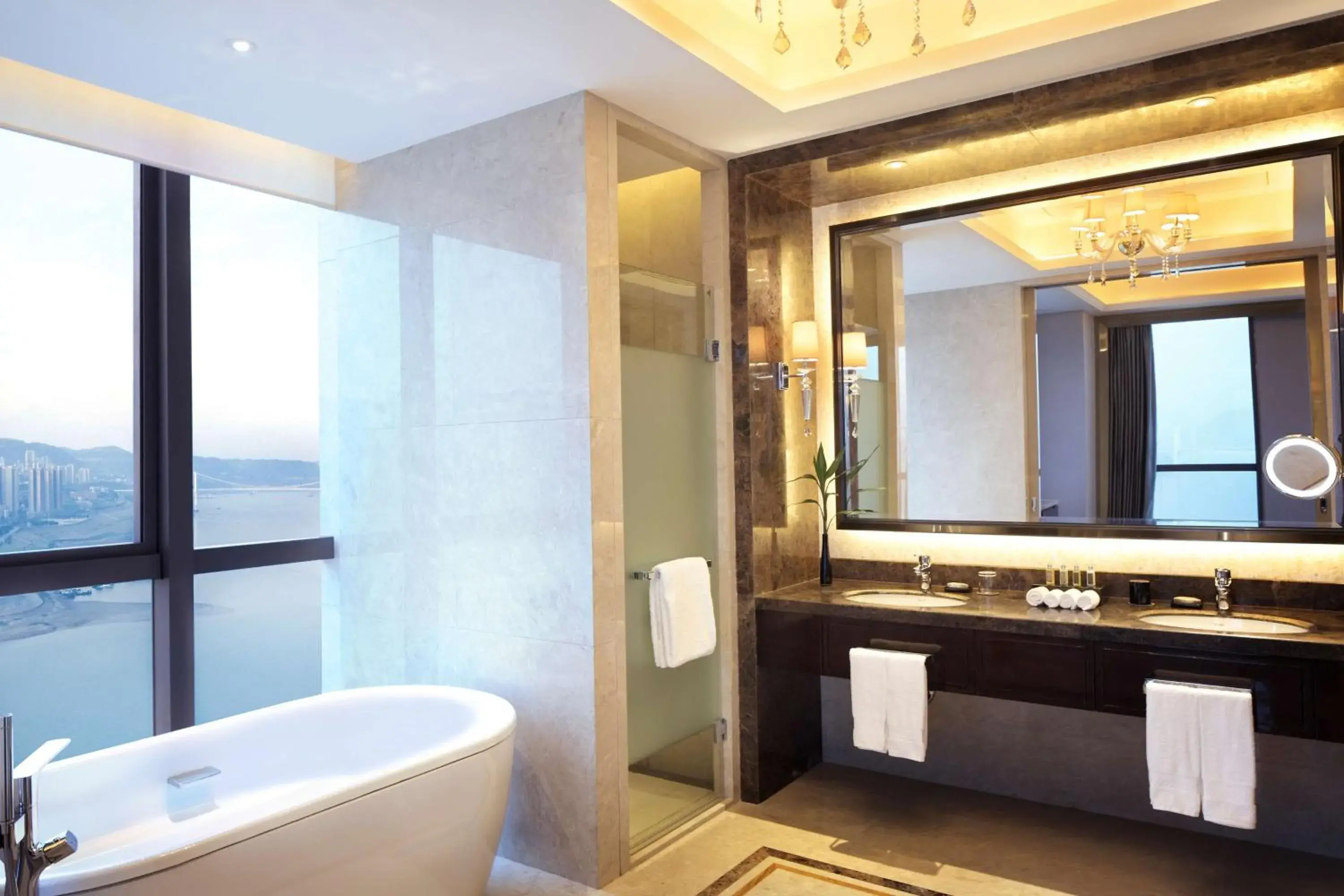 King Room with Roll-In Shower - single occupancy - Disability Access in DoubleTree by Hilton Chongqing Wanzhou King Room with Roll-In Shower - single occupancy - Disability Access in DoubleTree by Hilton Chongqing Wanzhou