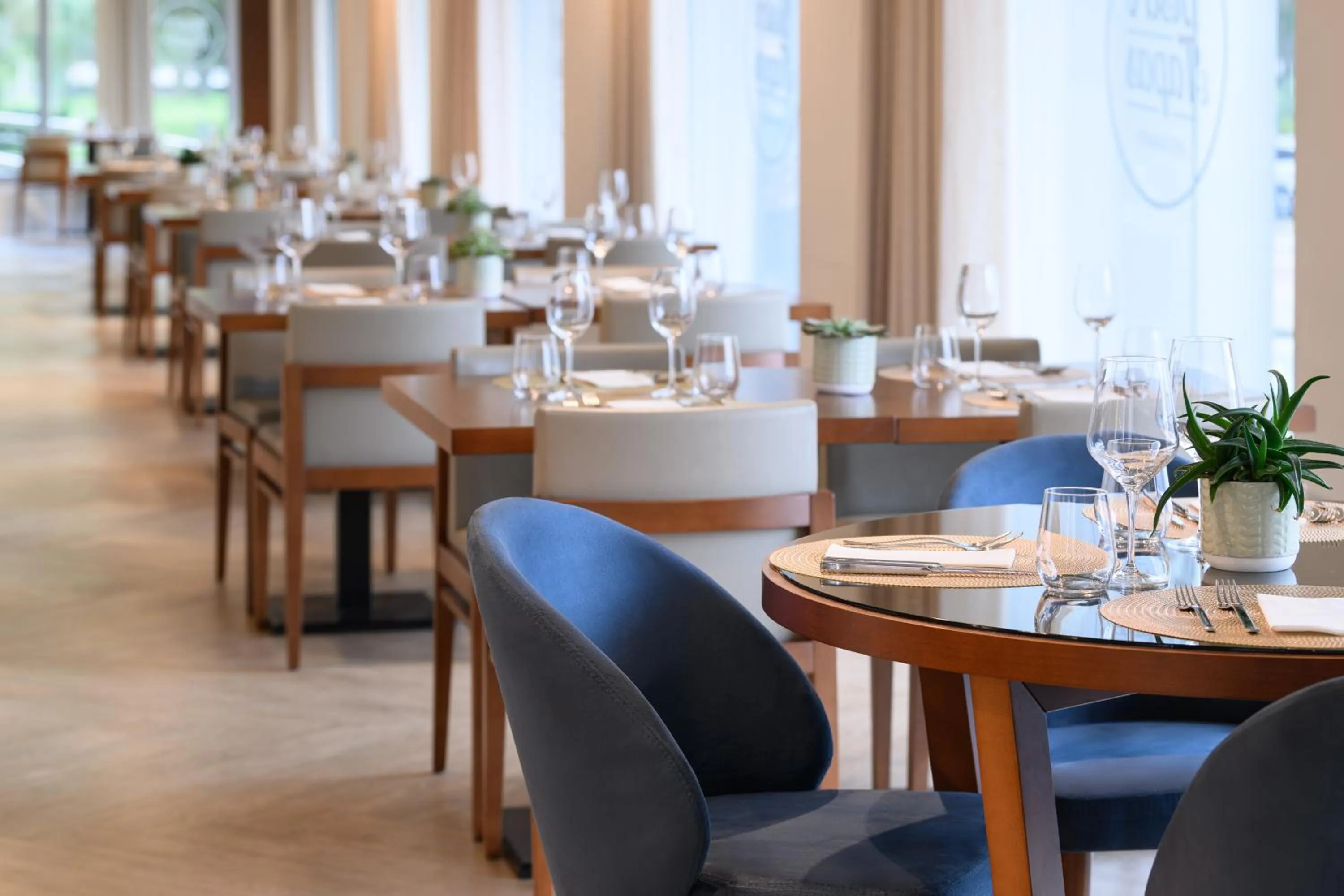 Restaurant/places to eat in Melia Setubal