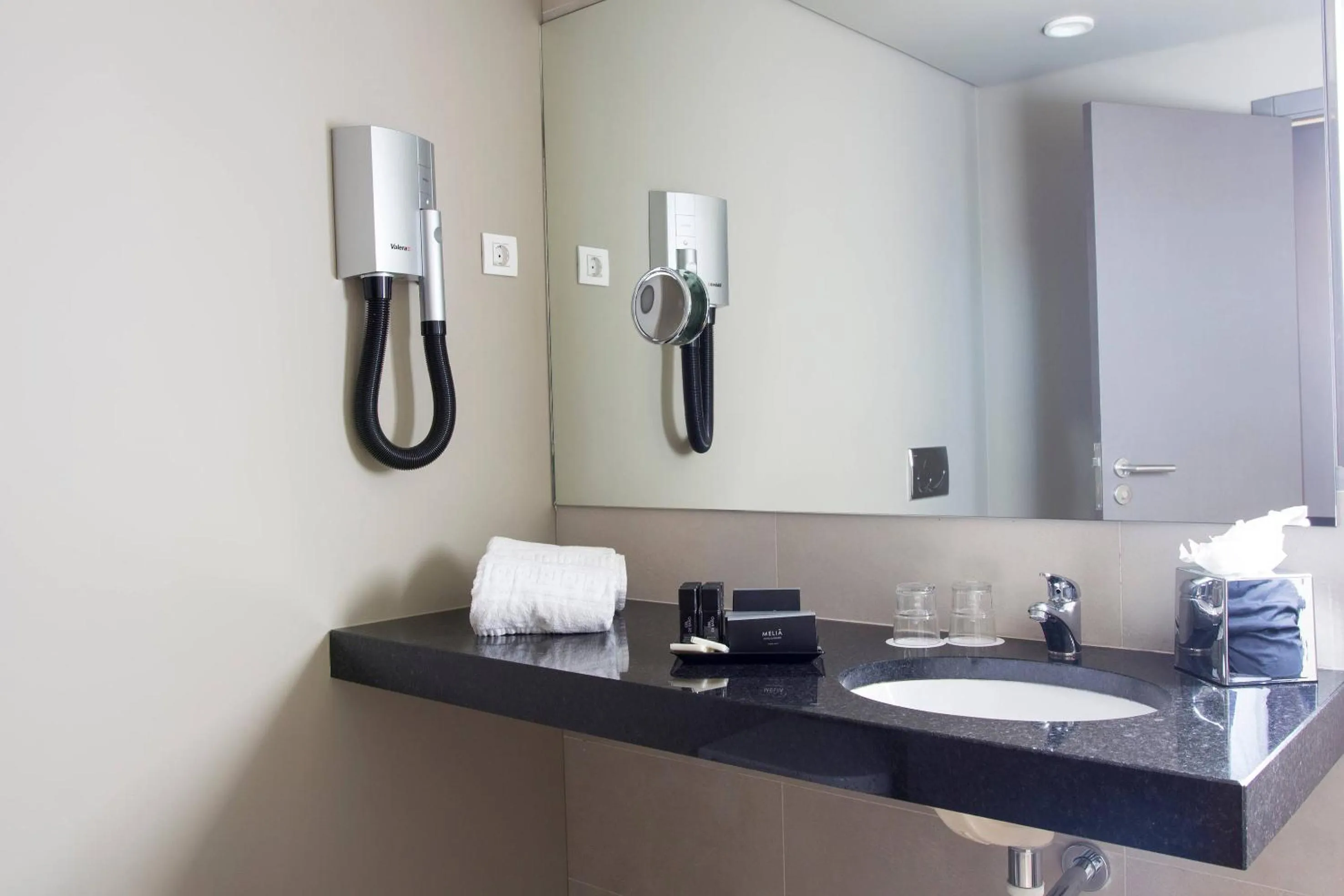 Bathroom in Meliá Setúbal