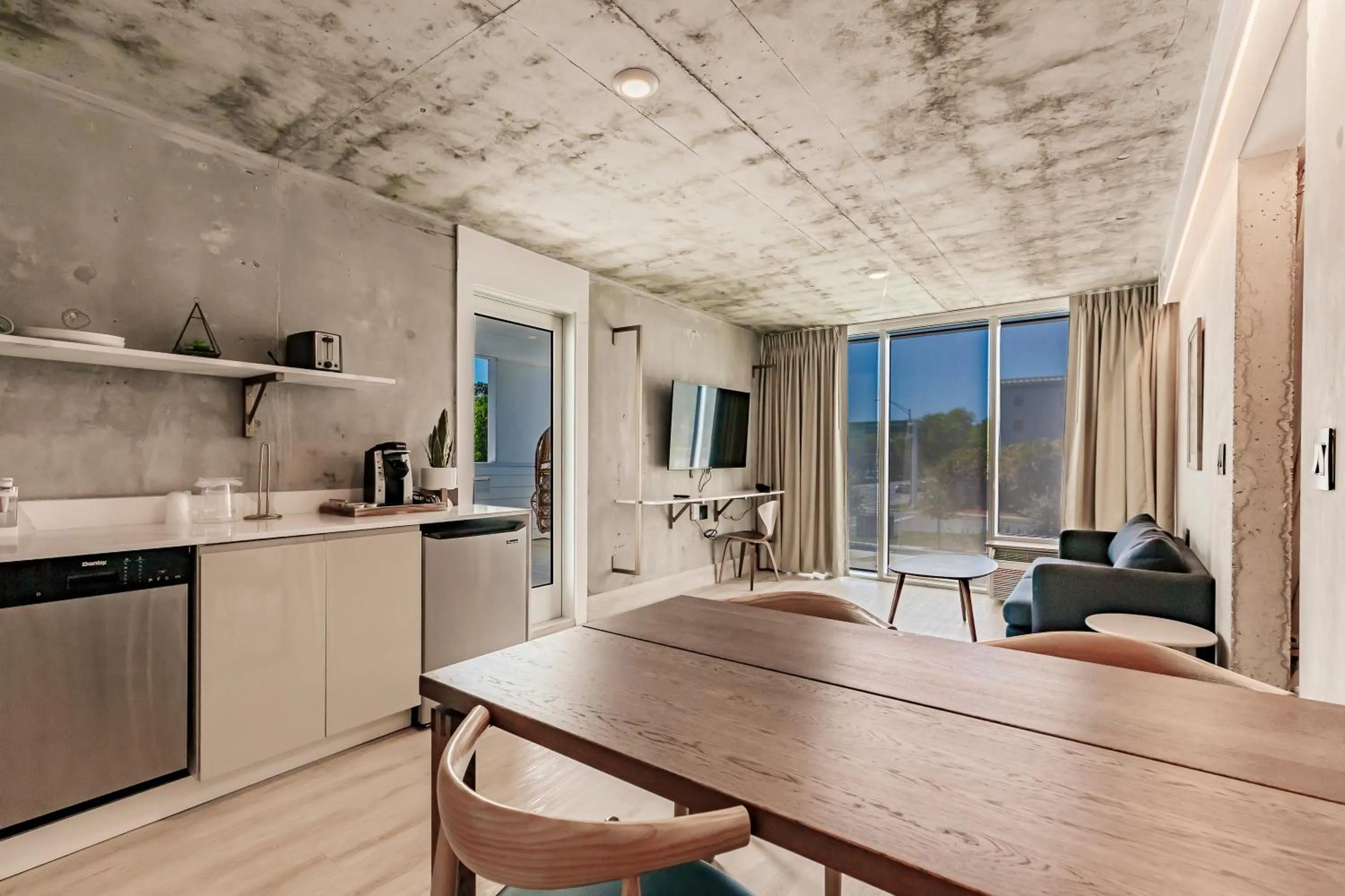 Kitchen or kitchenette in Kompose Boutique Hotel Sarasota