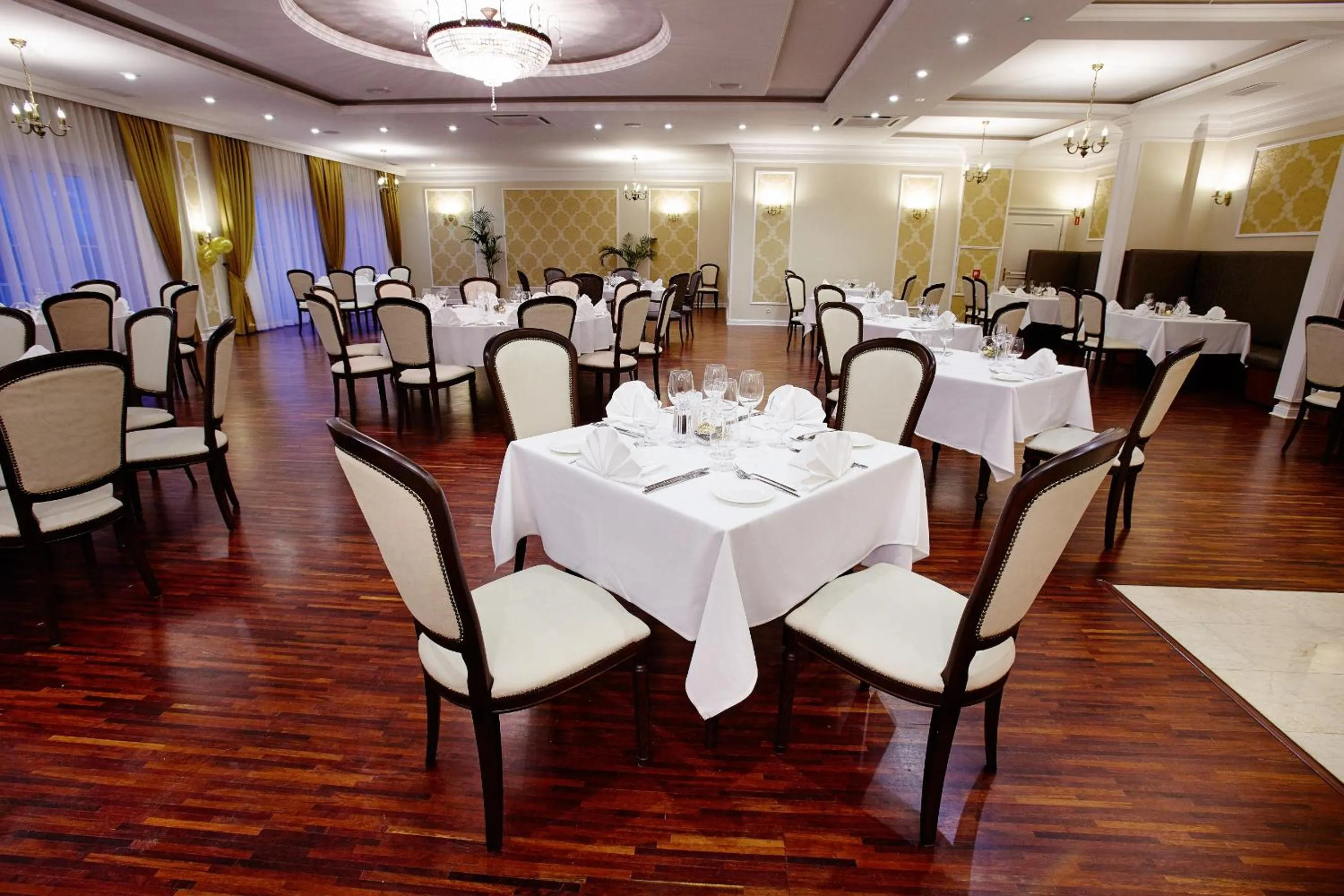 Restaurant/places to eat in Hotel Splendor