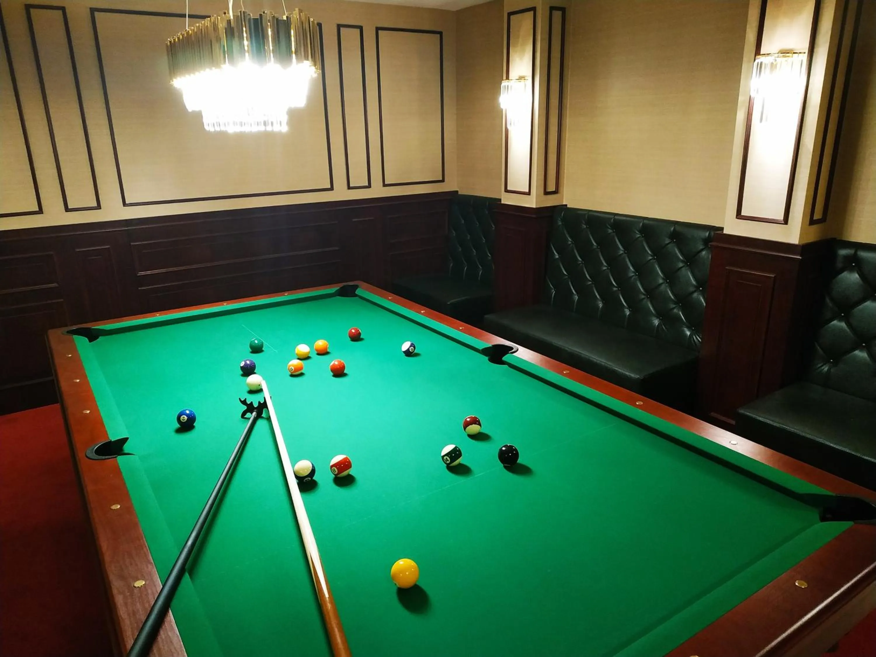 Billiard in Hotel Splendor
