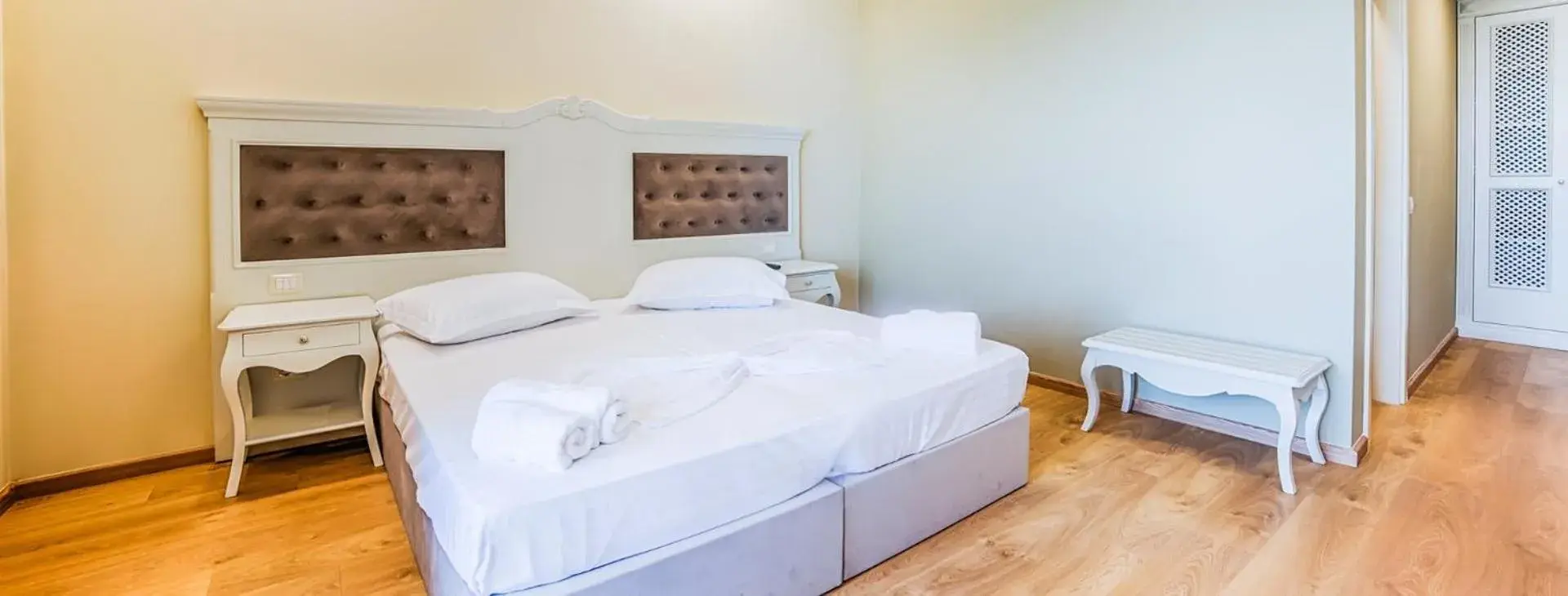 Deluxe Double Room with Balcony and Sea View in Hotel Adriatik 2 Deluxe Double Room with Balcony and Sea View in Hotel Adriatik 2