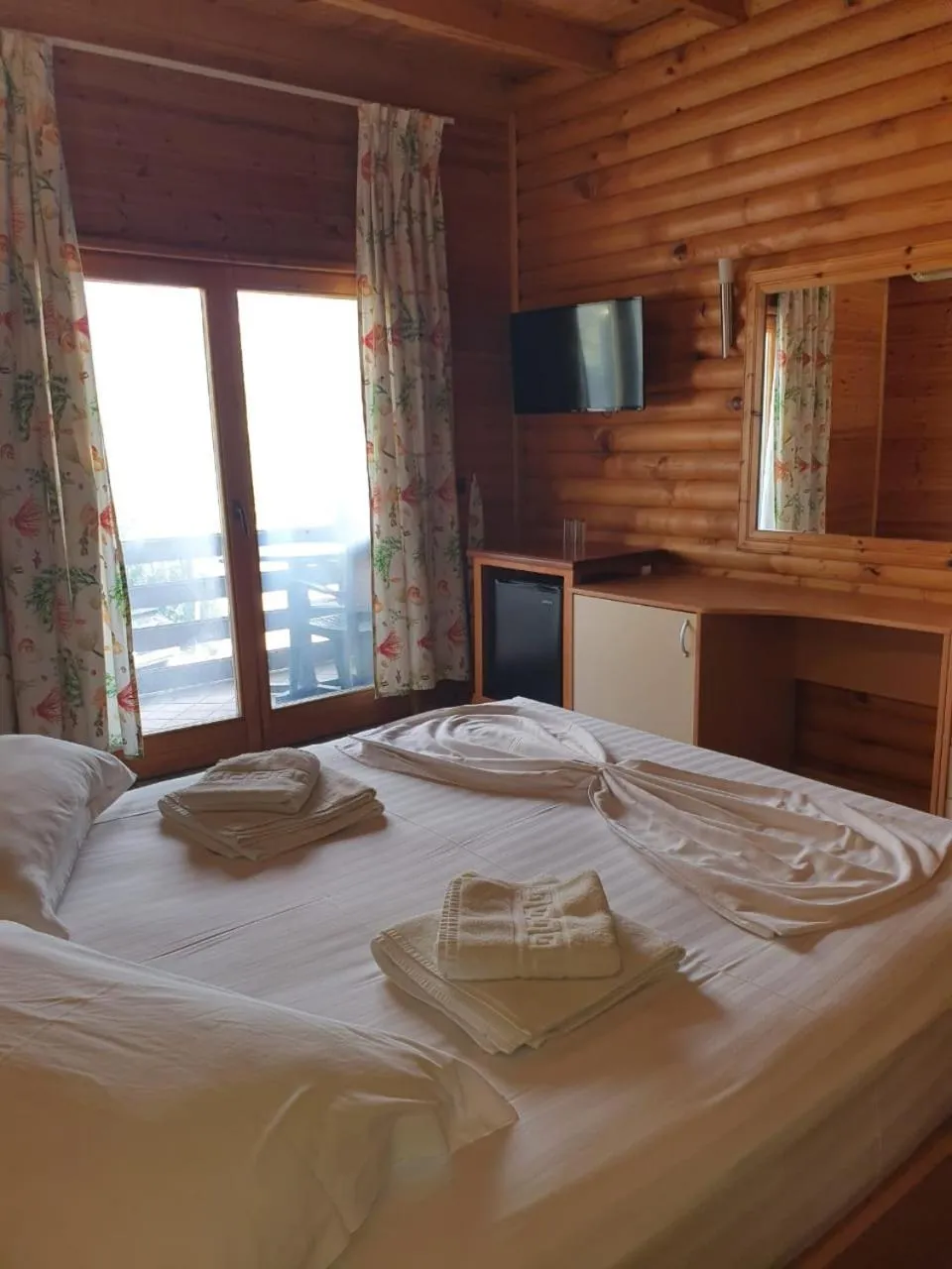 Communal lounge/ TV room, Bed in Hotel Adriatik 2