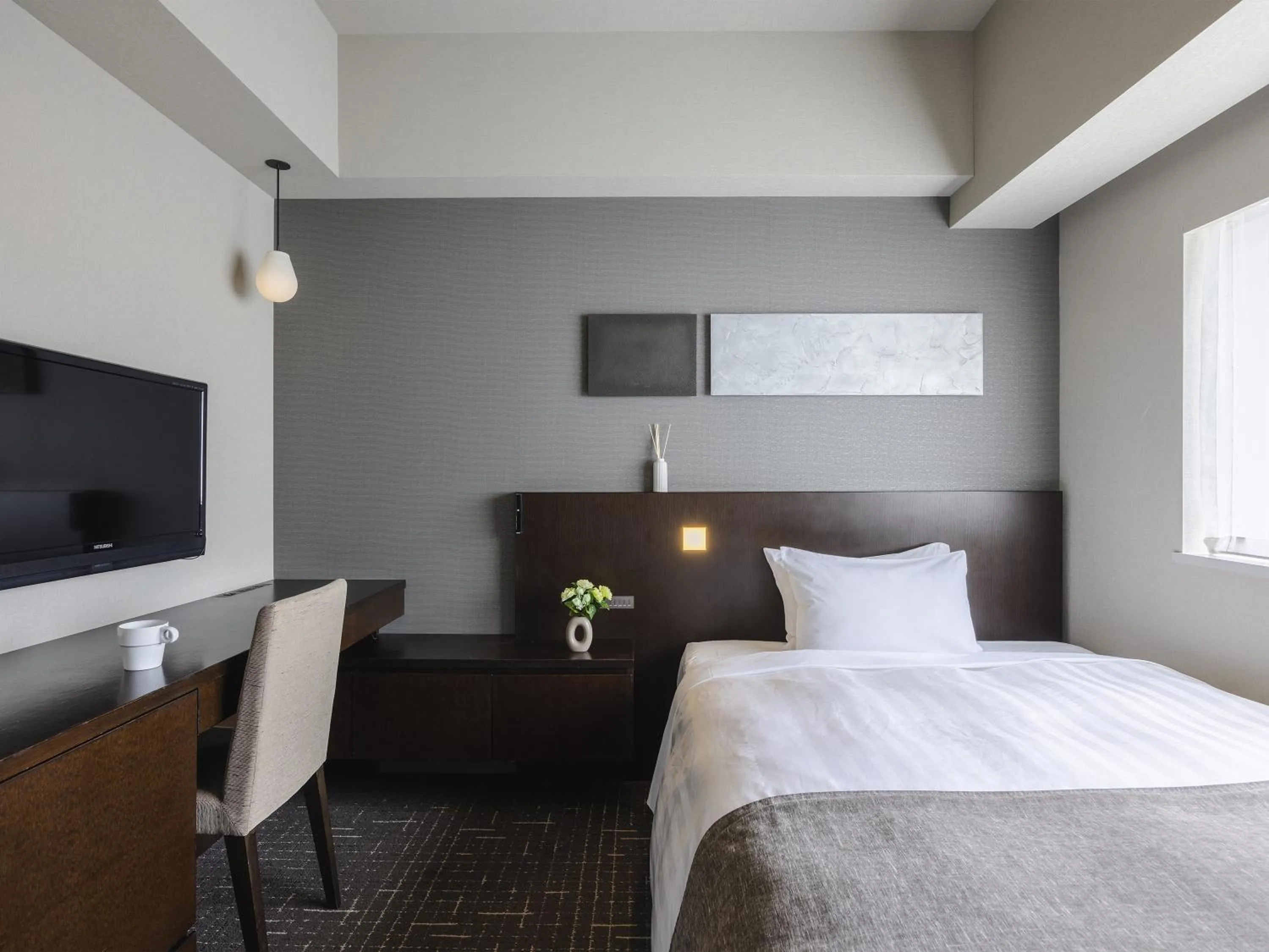 Photo of the whole room, Bed in Hiroshima Washington Hotel