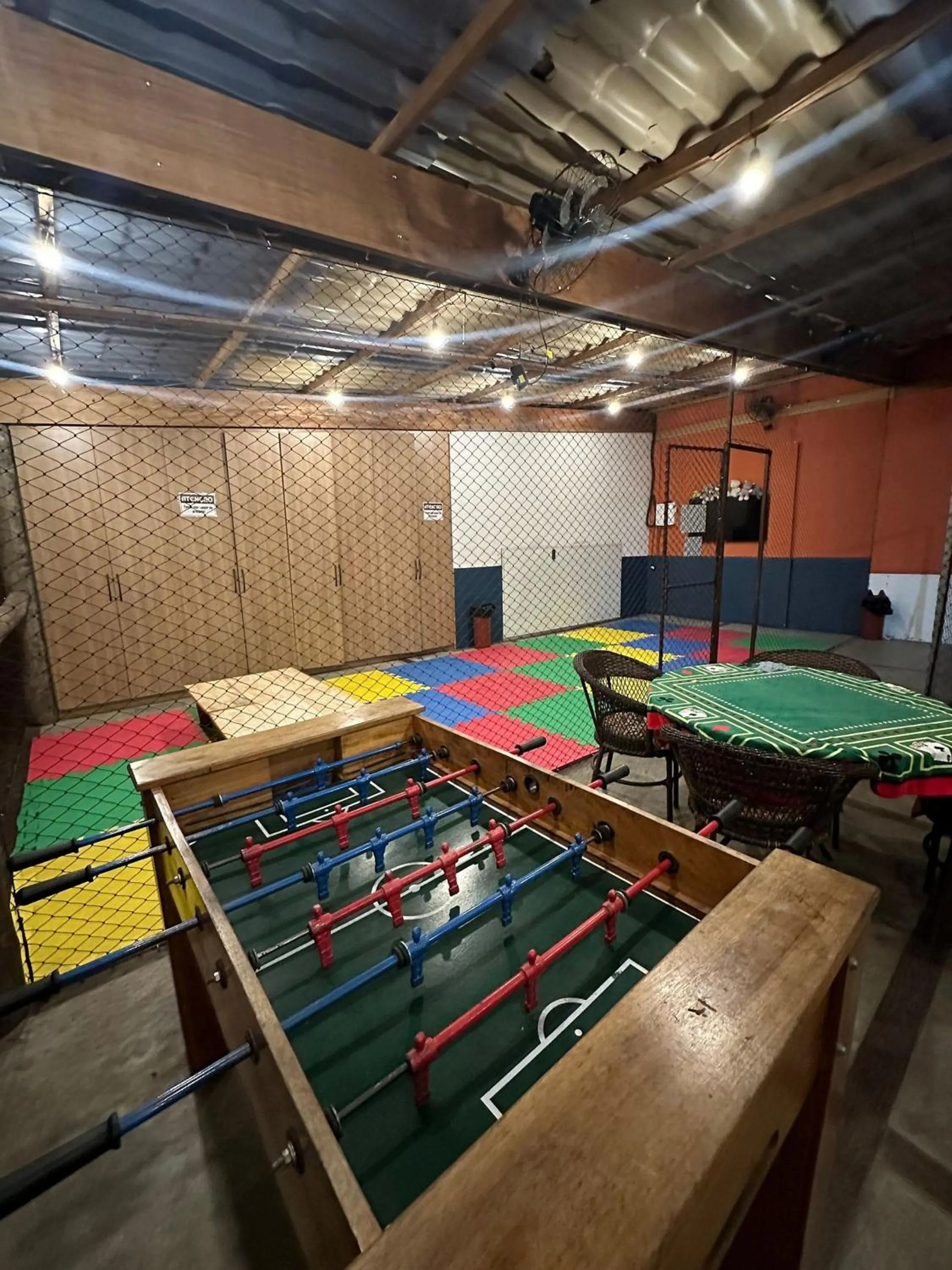 Communal lounge/ TV room in Gaia Hotelaria