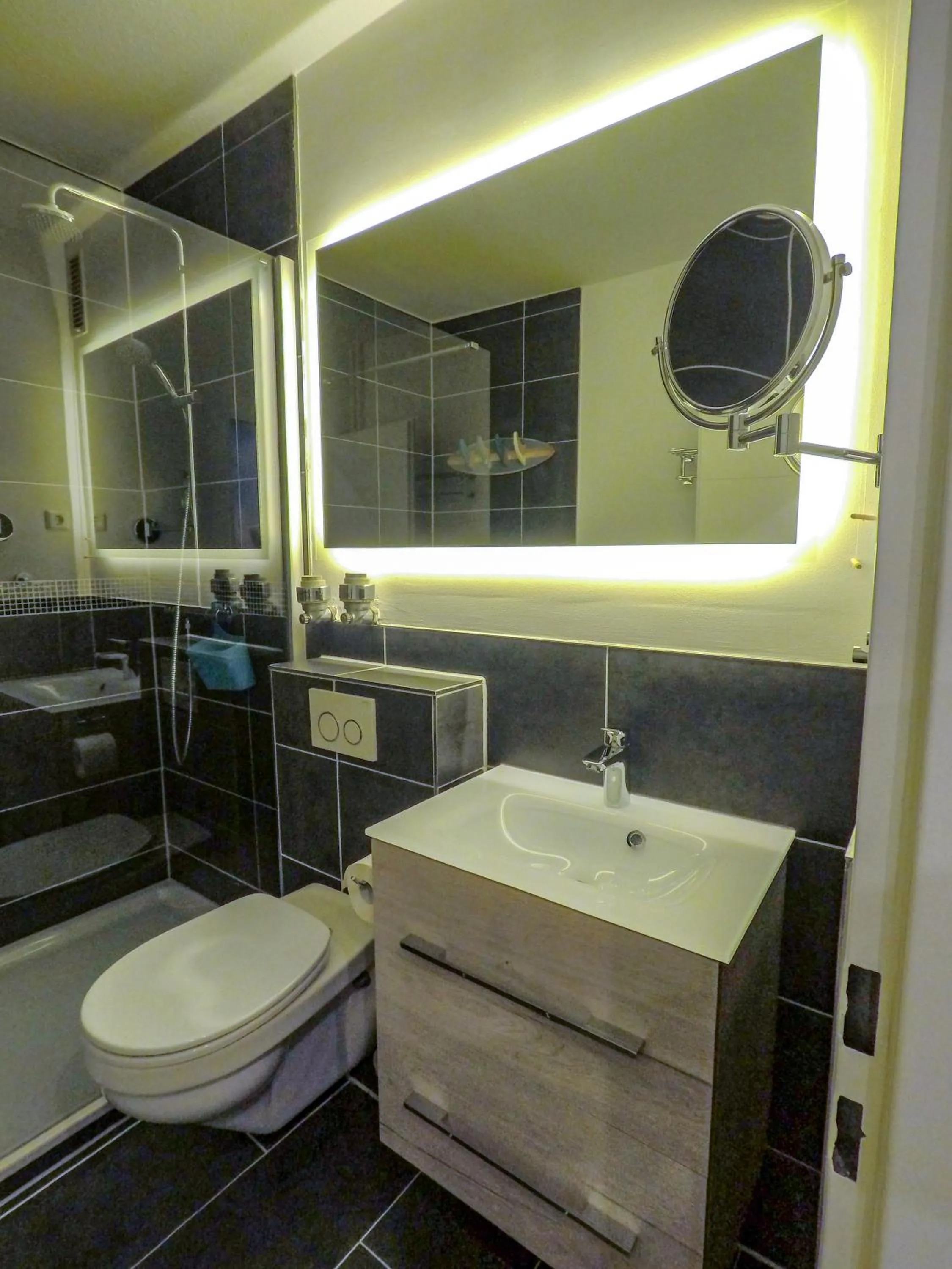 Shower in Hotel Stadt Cuxhaven