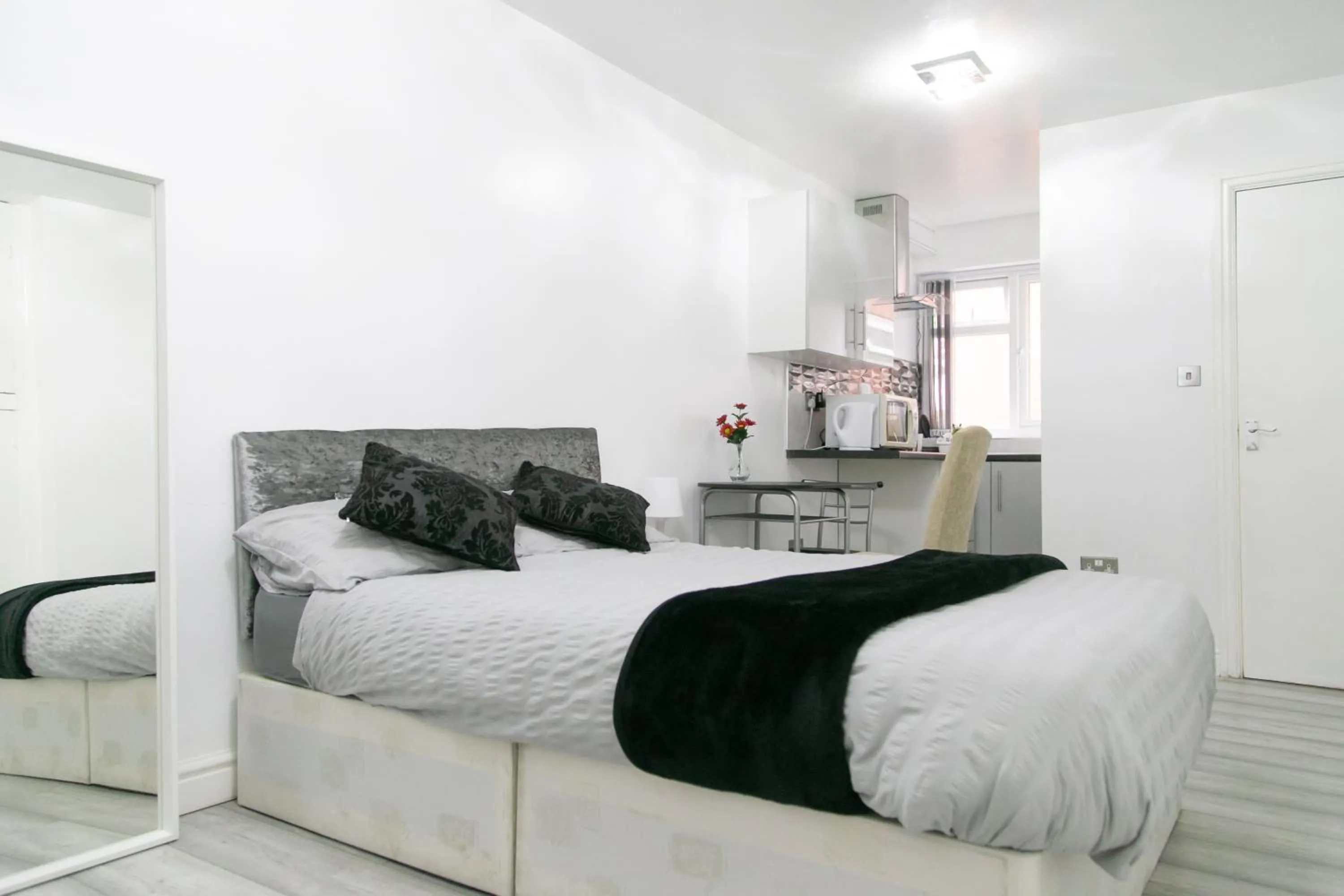 Photo of the whole room, Bed in Cheetham Hills Apartments