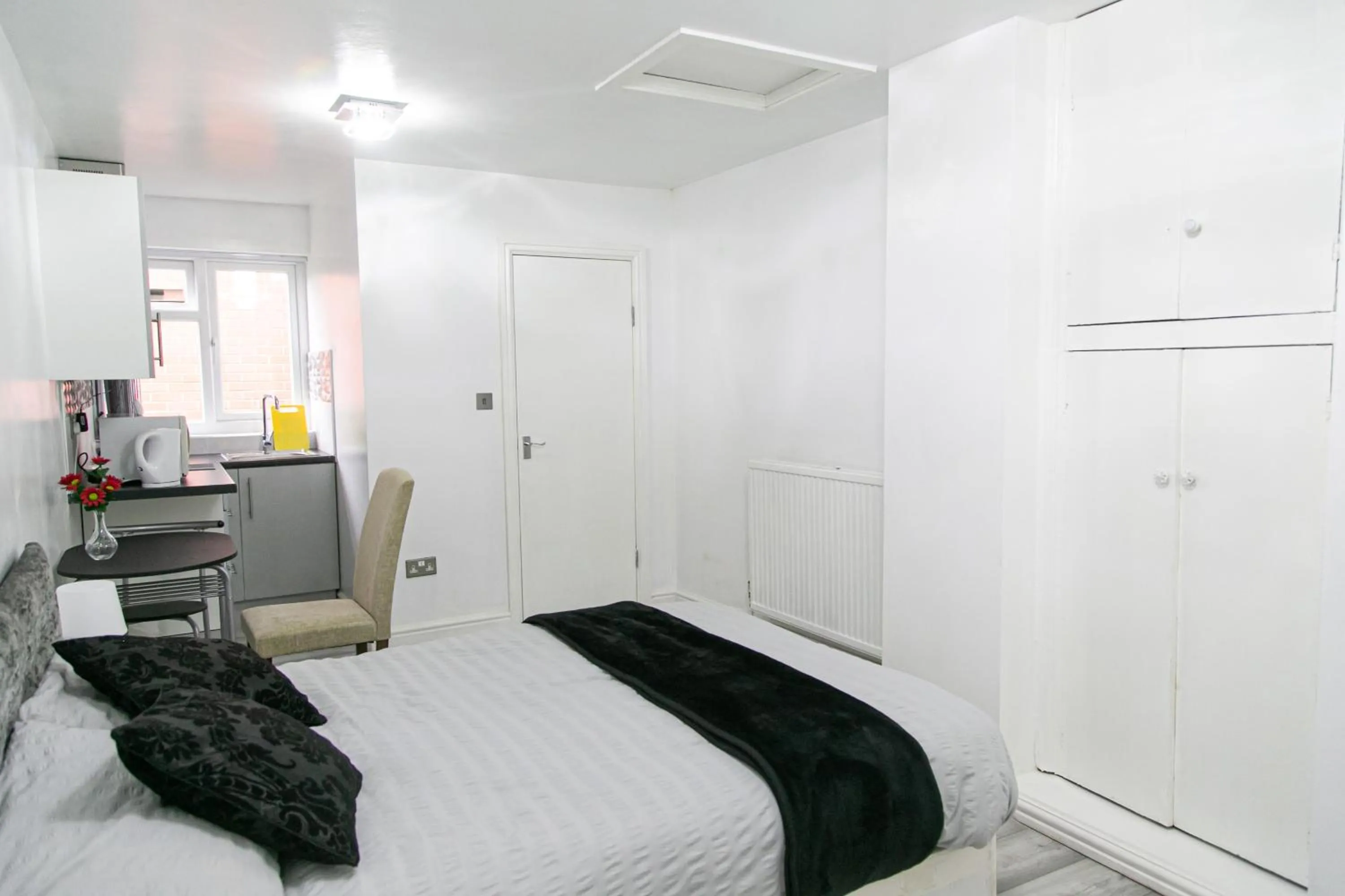 Photo of the whole room, Bed in Cheetham Hills Apartments
