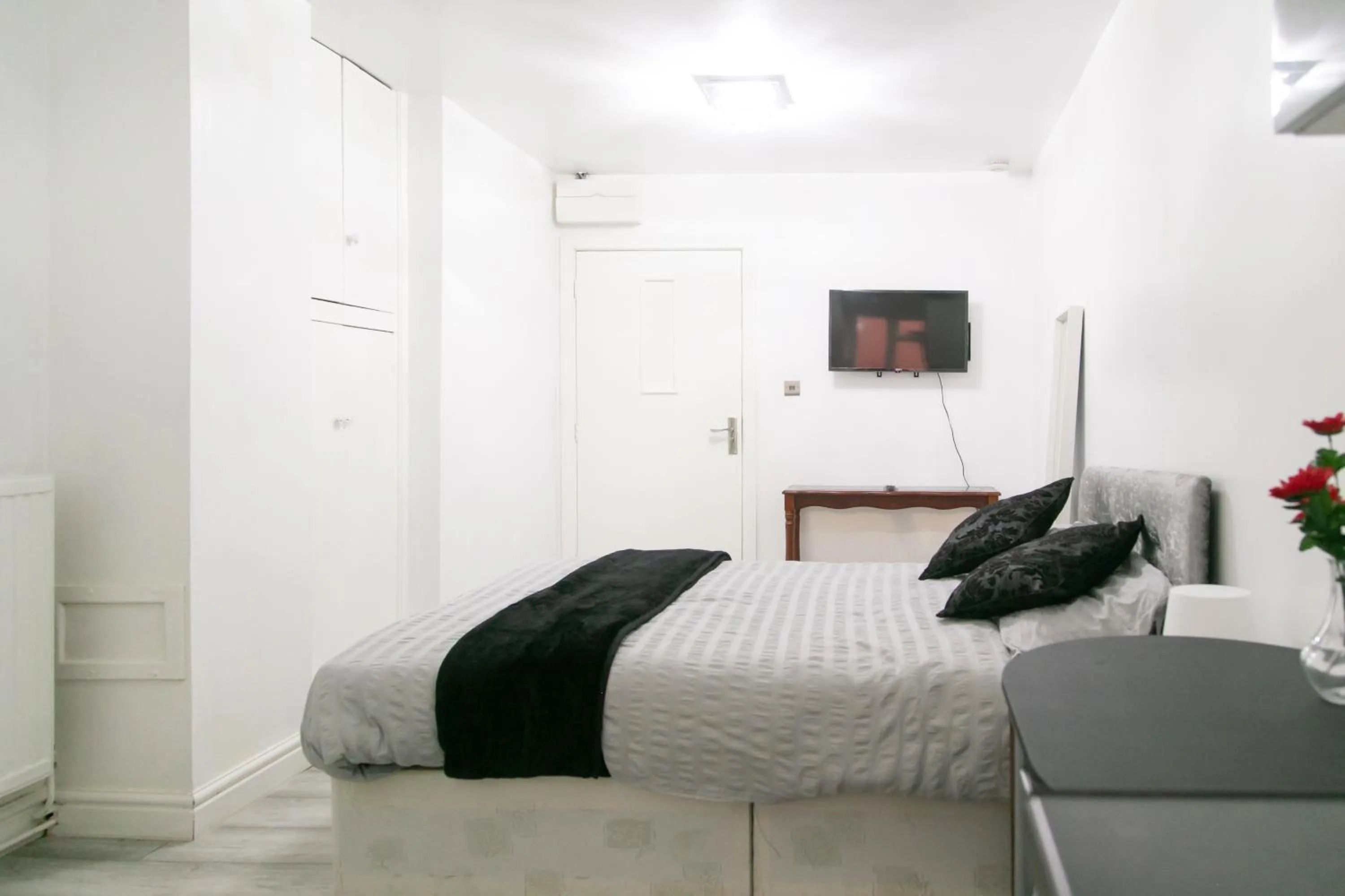 Bedroom, Bed in Cheetham Hills Apartments