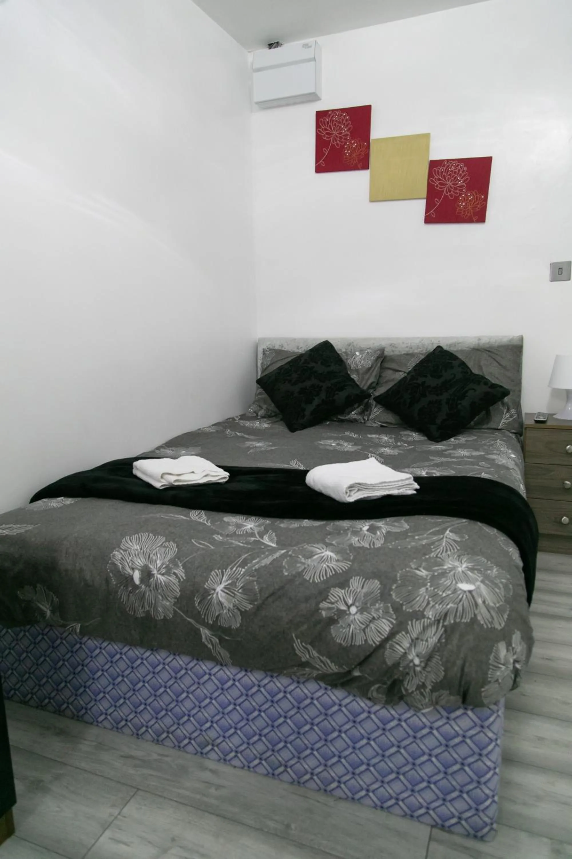 Bedroom, Bed in Cheetham Hills Apartments