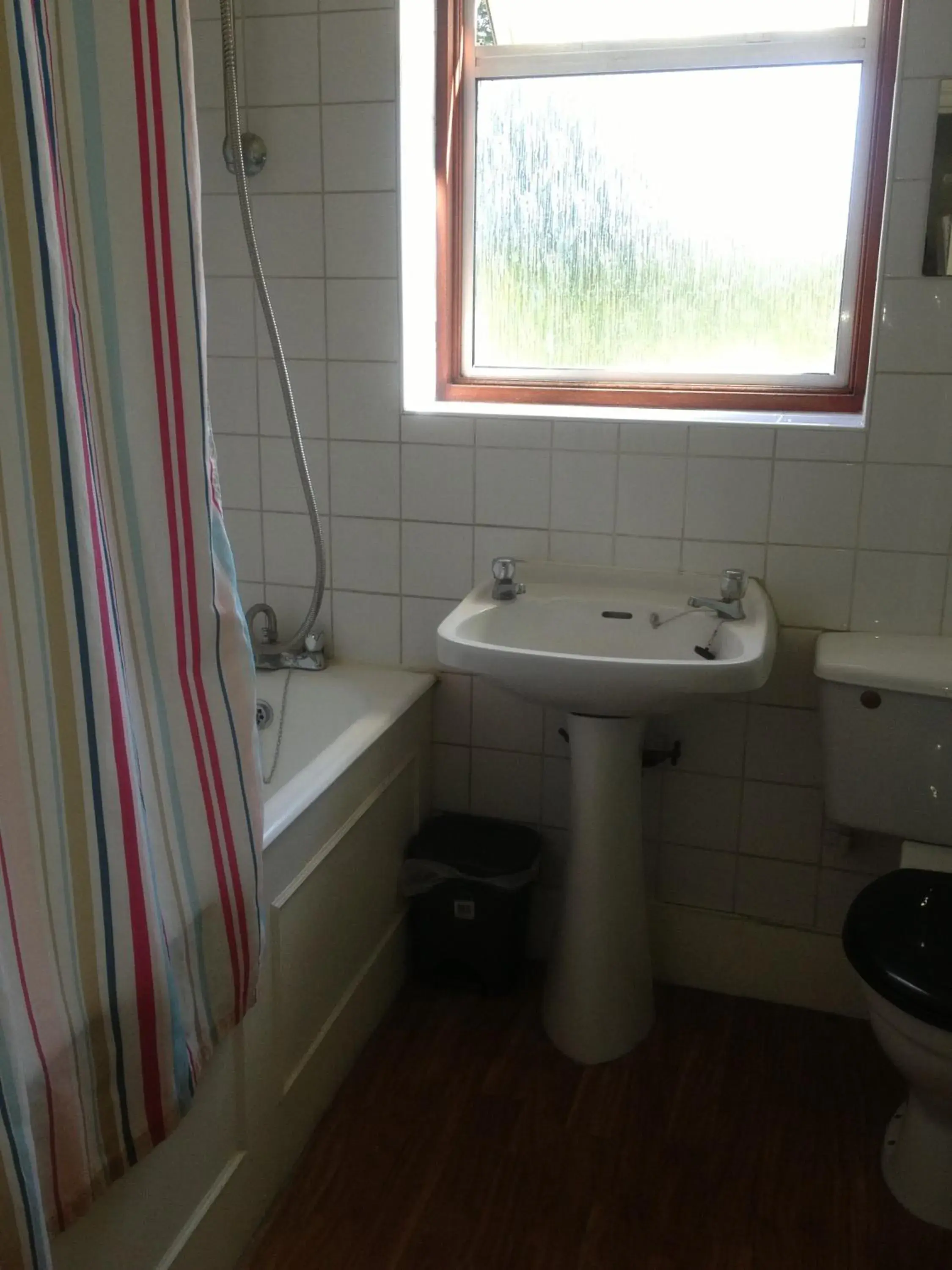 Single Room with Shared Bathroom in The Crystal Lodge Hotel Single Room with Shared Bathroom in The Crystal Lodge Hotel