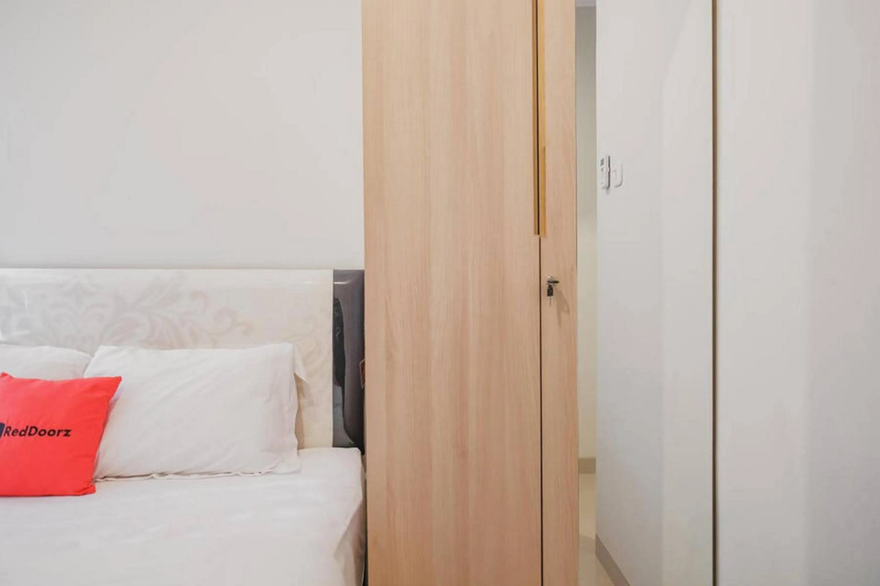 Bed in RedDoorz Plus near Soekarno Hatta Airport Taman Mahkota