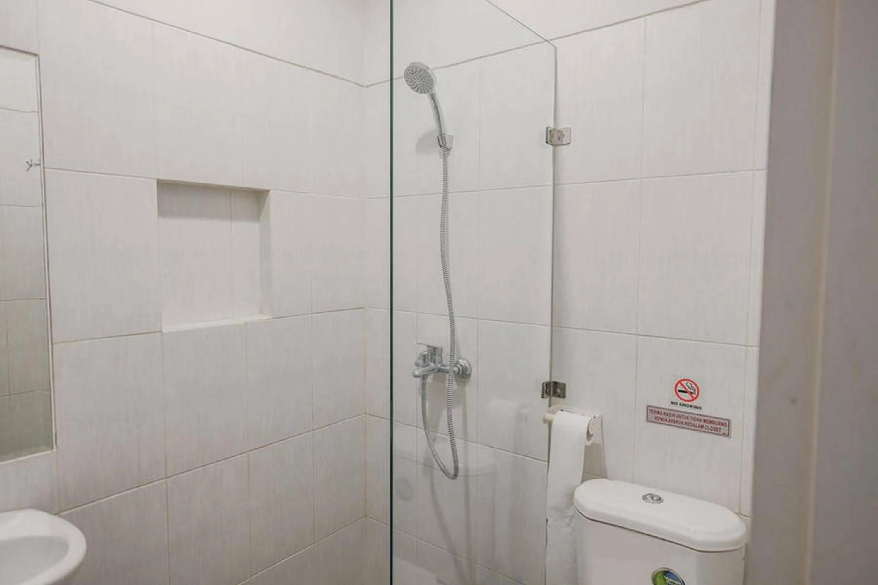 RedDoorz Plus near Soekarno Hatta Airport Taman Mahkota