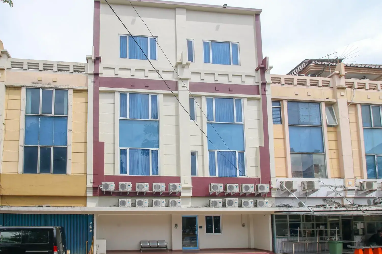 Property building in RedDoorz Plus near Soekarno Hatta Airport Taman Mahkota Property building in RedDoorz Plus near Soekarno Hatta Airport Taman Mahkota