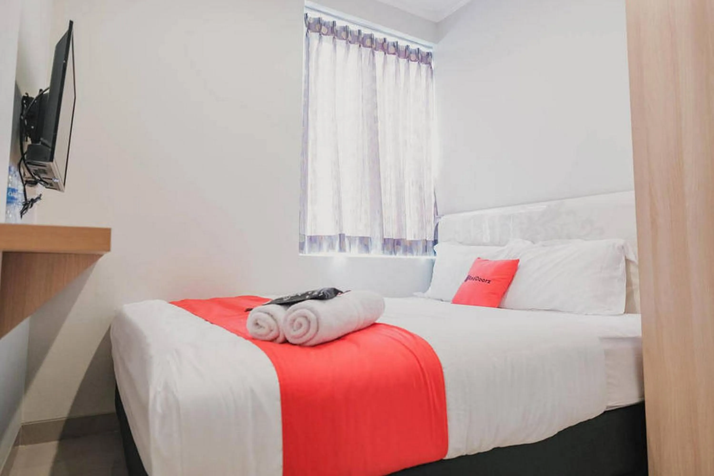 Bed in RedDoorz Plus near Soekarno Hatta Airport Taman Mahkota