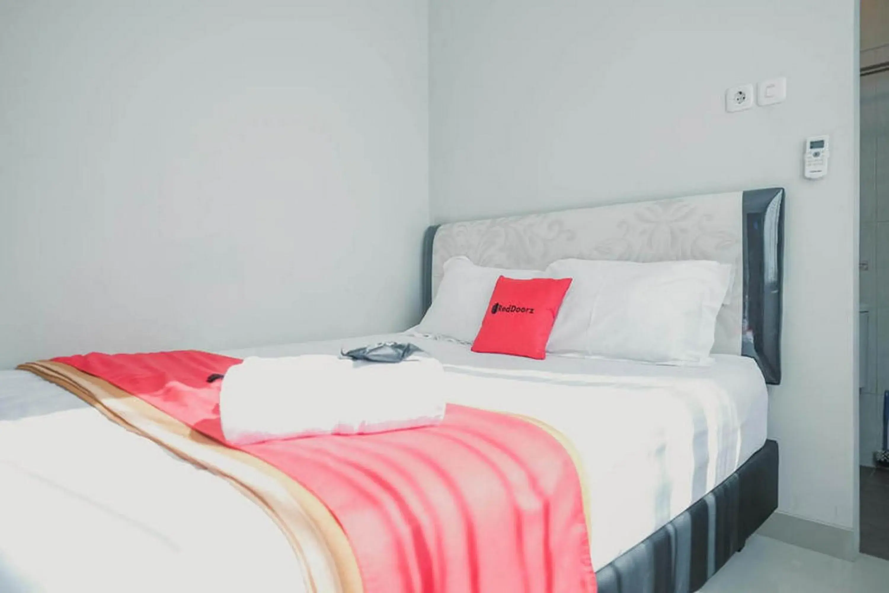 Bed in RedDoorz Plus near Soekarno Hatta Airport Taman Mahkota Bed in RedDoorz Plus near Soekarno Hatta Airport Taman Mahkota